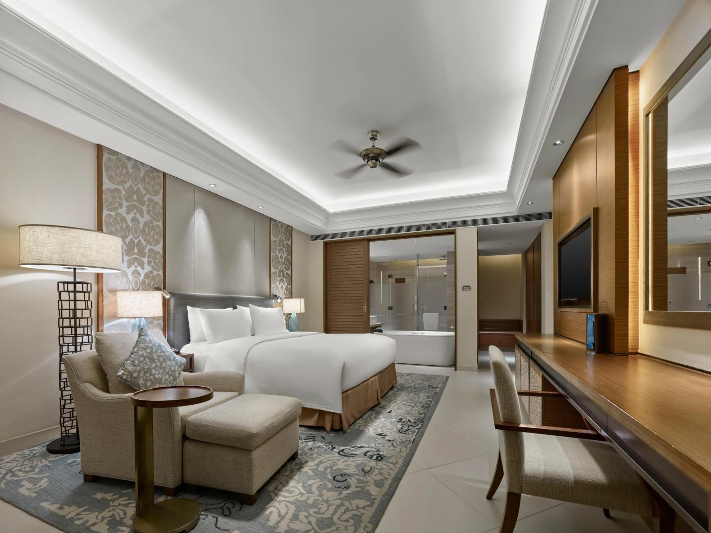 Photo of the whole room, Bed in Hilton Haikou Meilan