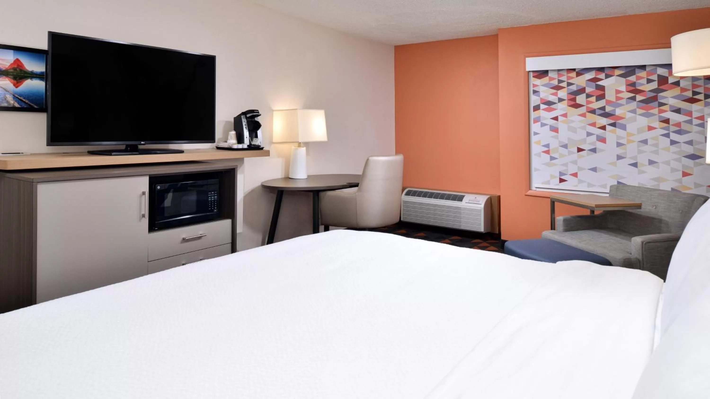 Photo of the whole room, Bed in Holiday Inn Great Falls-Convention Center by IHG