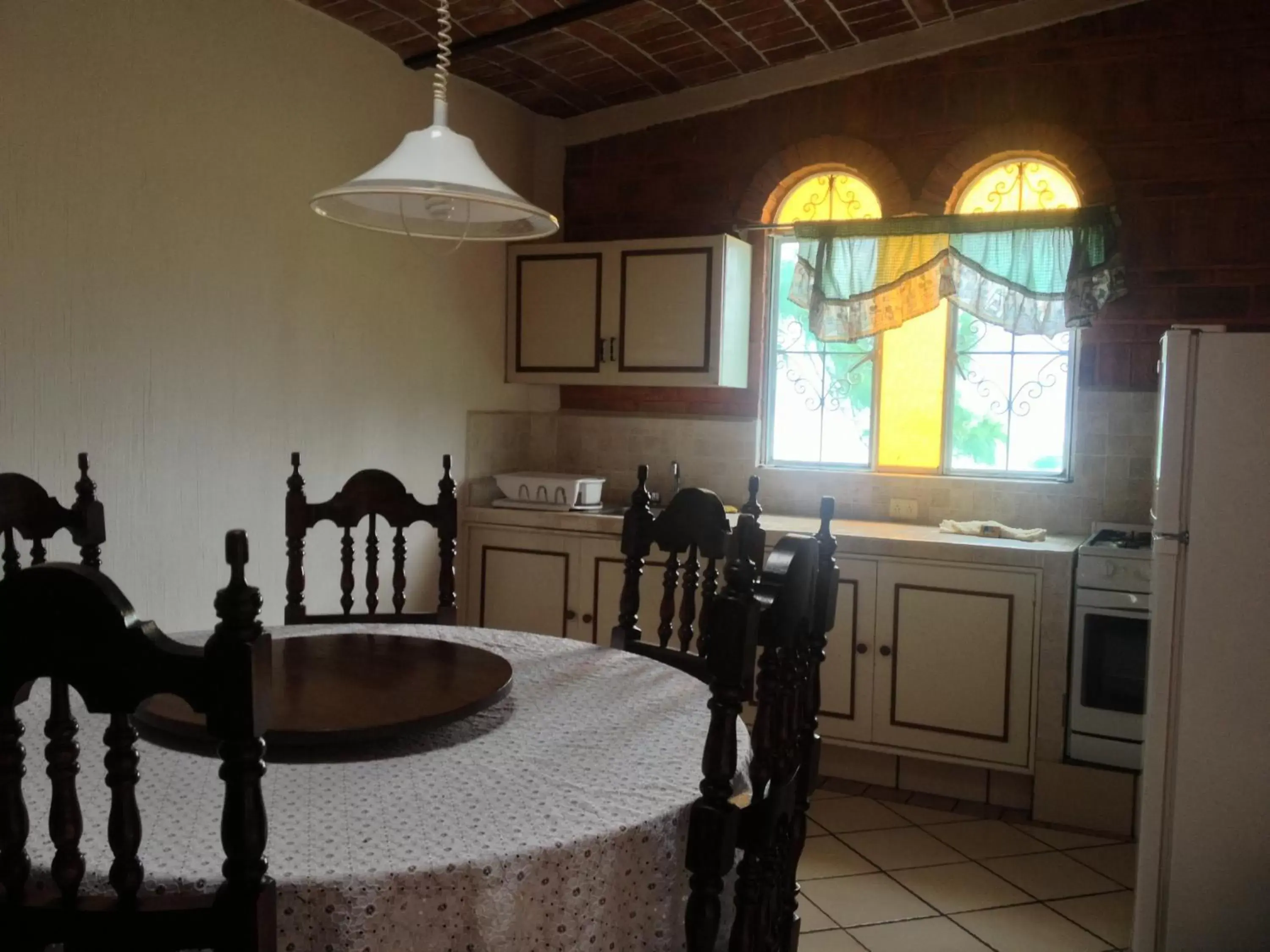 Kitchen or kitchenette, Dining Area in Mama Chuy Hotel & Villas