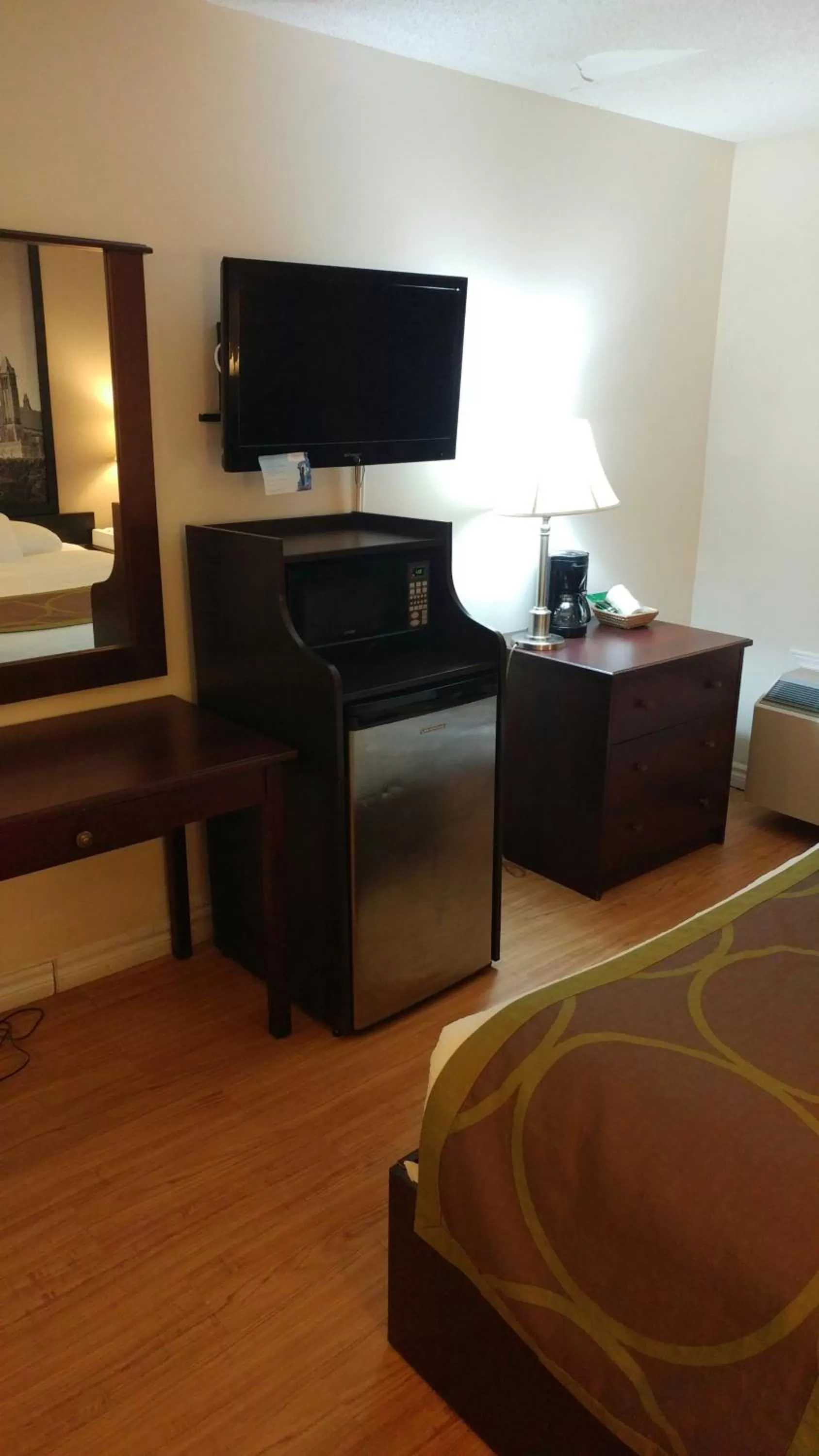 King Room - Smoking  in Super 8 by Wyndham Cambridge/Kitchener/Waterloo Area