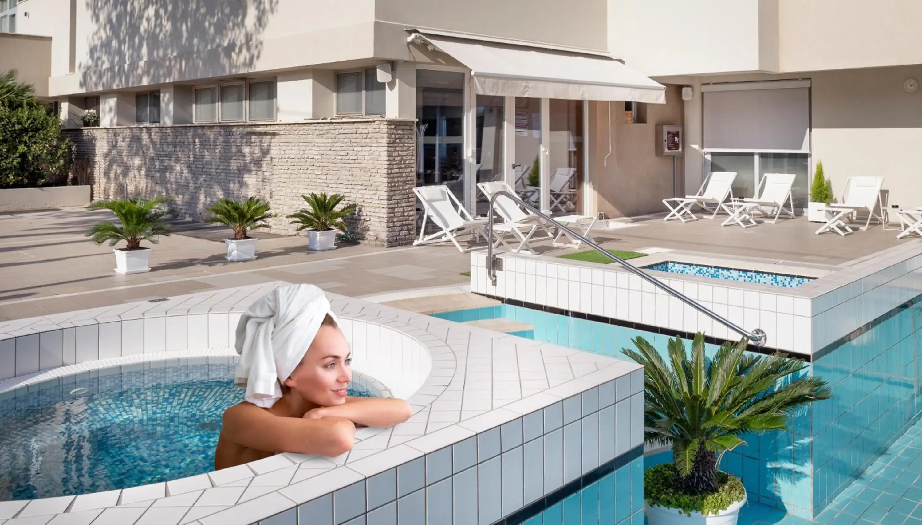 Hot Tub, Swimming Pool in Hotel Ascot & Spa