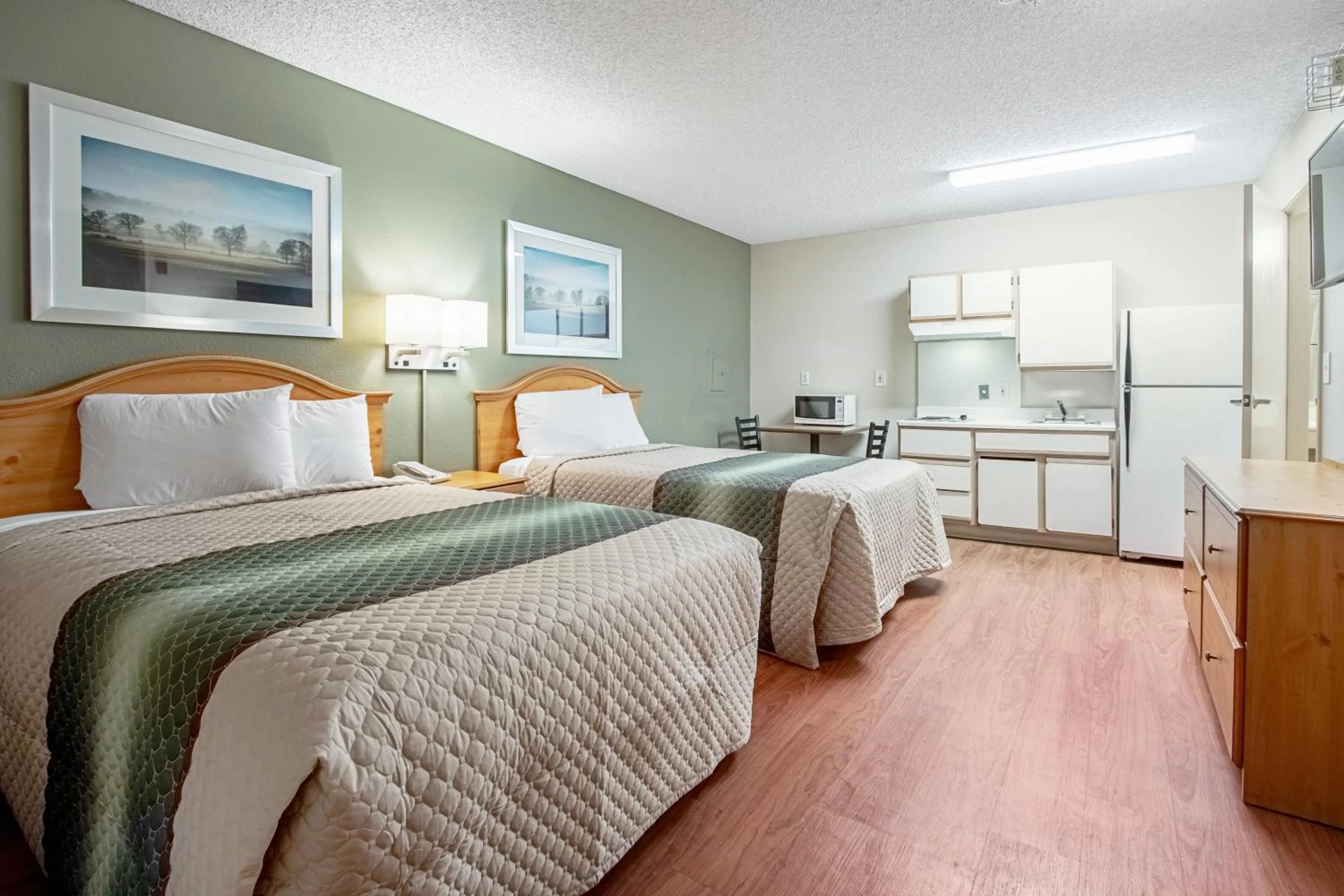 Photo of the whole room, Bed in HomeTowne Studios by Red Roof Phoenix - Black Canyon Highway