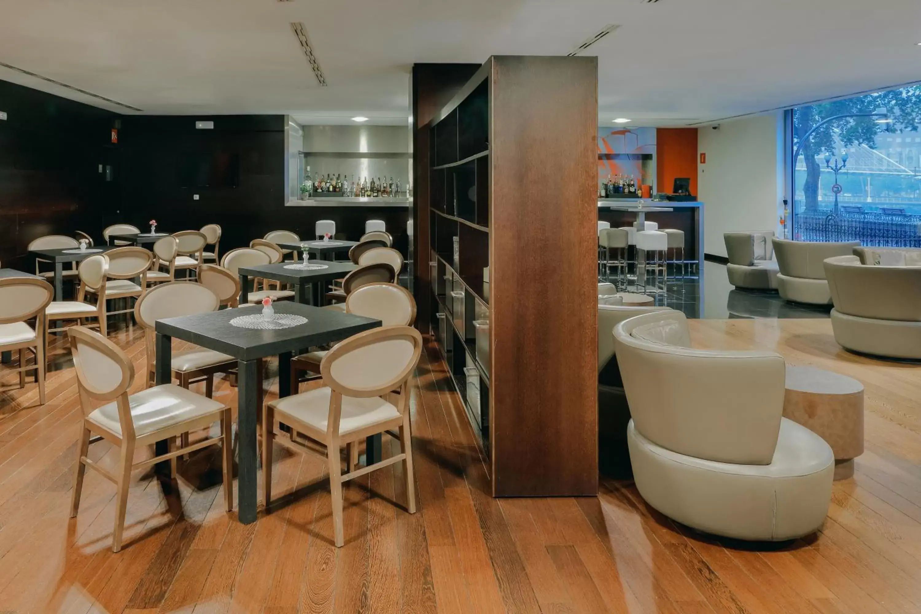 Lounge or bar, Restaurant/Places to Eat in Hesperia Bilbao