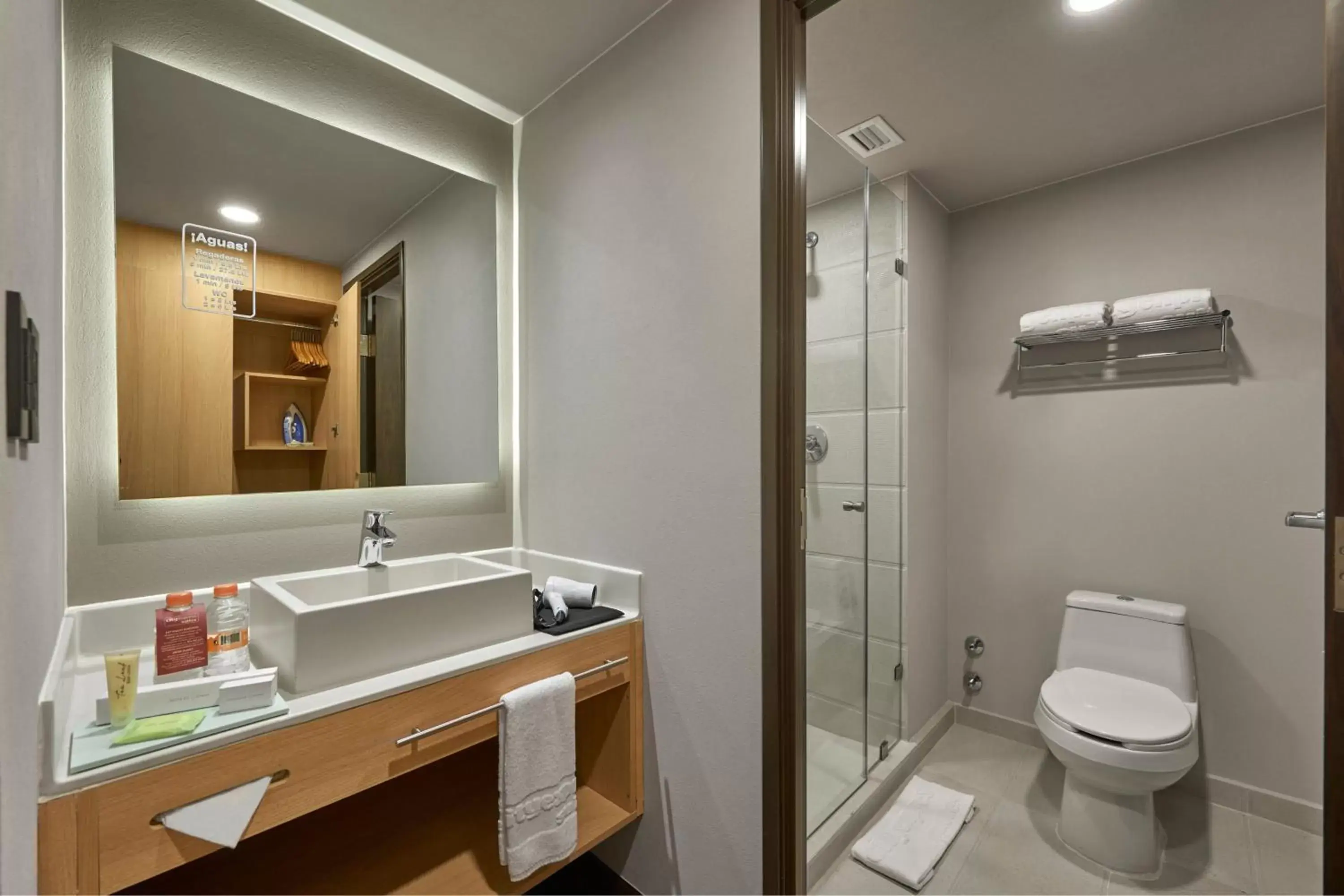 Bedroom, Bathroom in City Express Suites by Marriott Cancún Aeropuerto