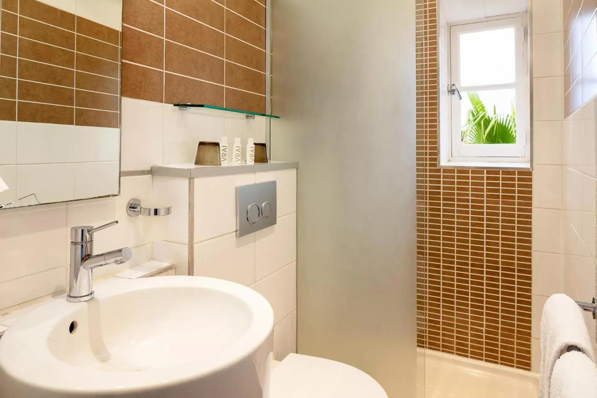 Bathroom in Hotel des Arceaux