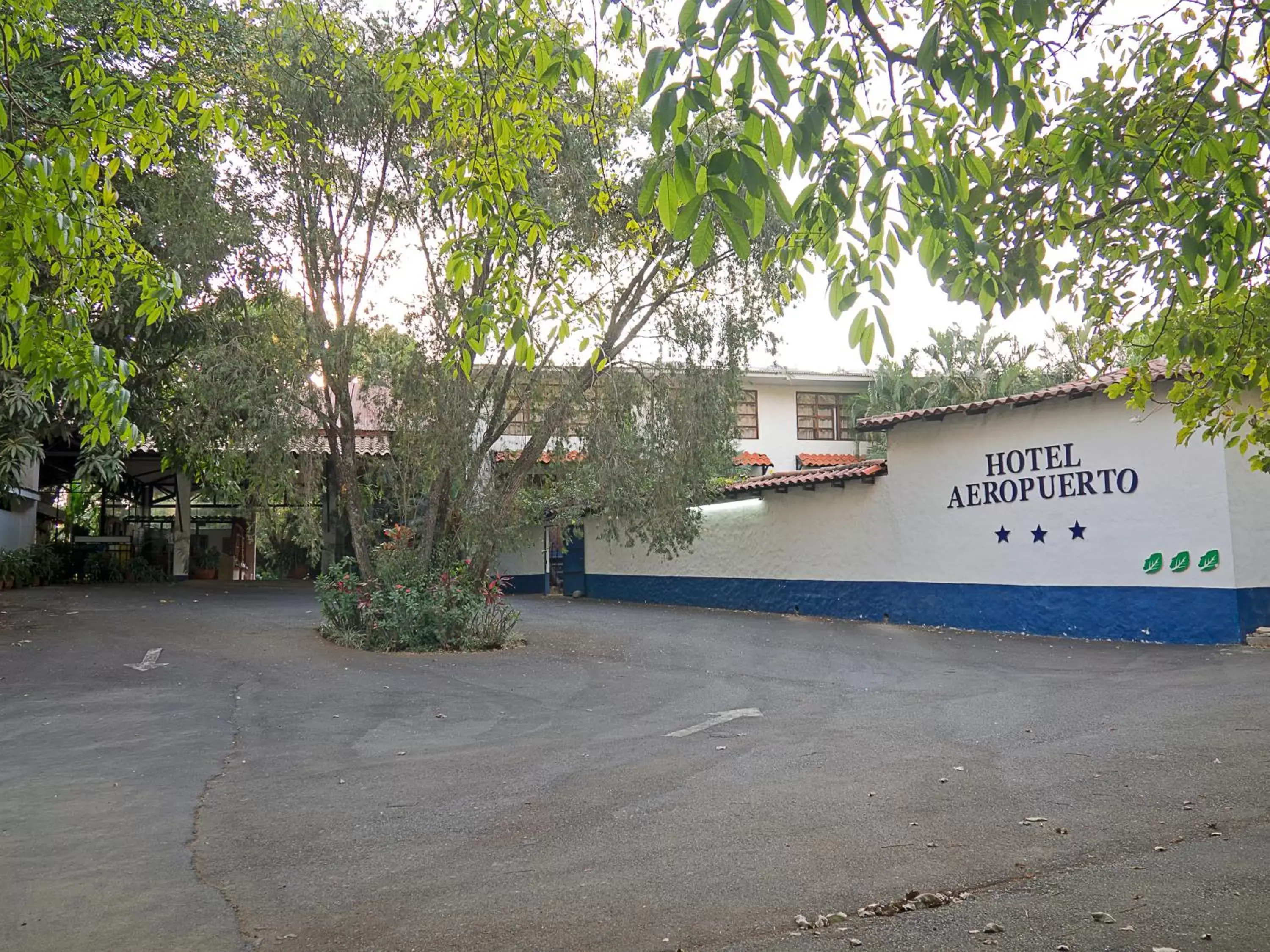 Facade/entrance, Property Building in Hotel Aeropuerto