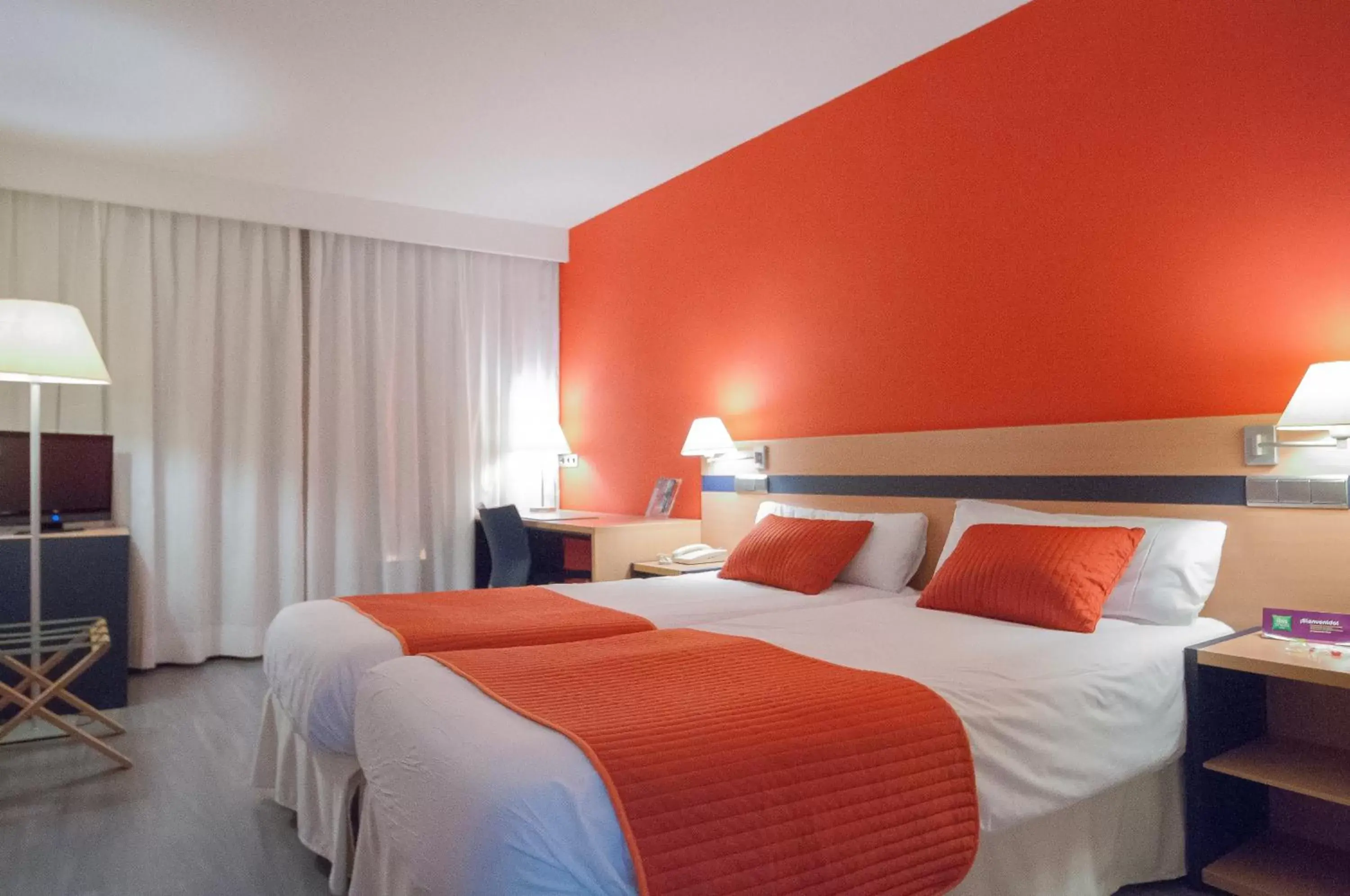 Photo of the whole room, Bed in Ibis Styles Zaragoza Ramiro I