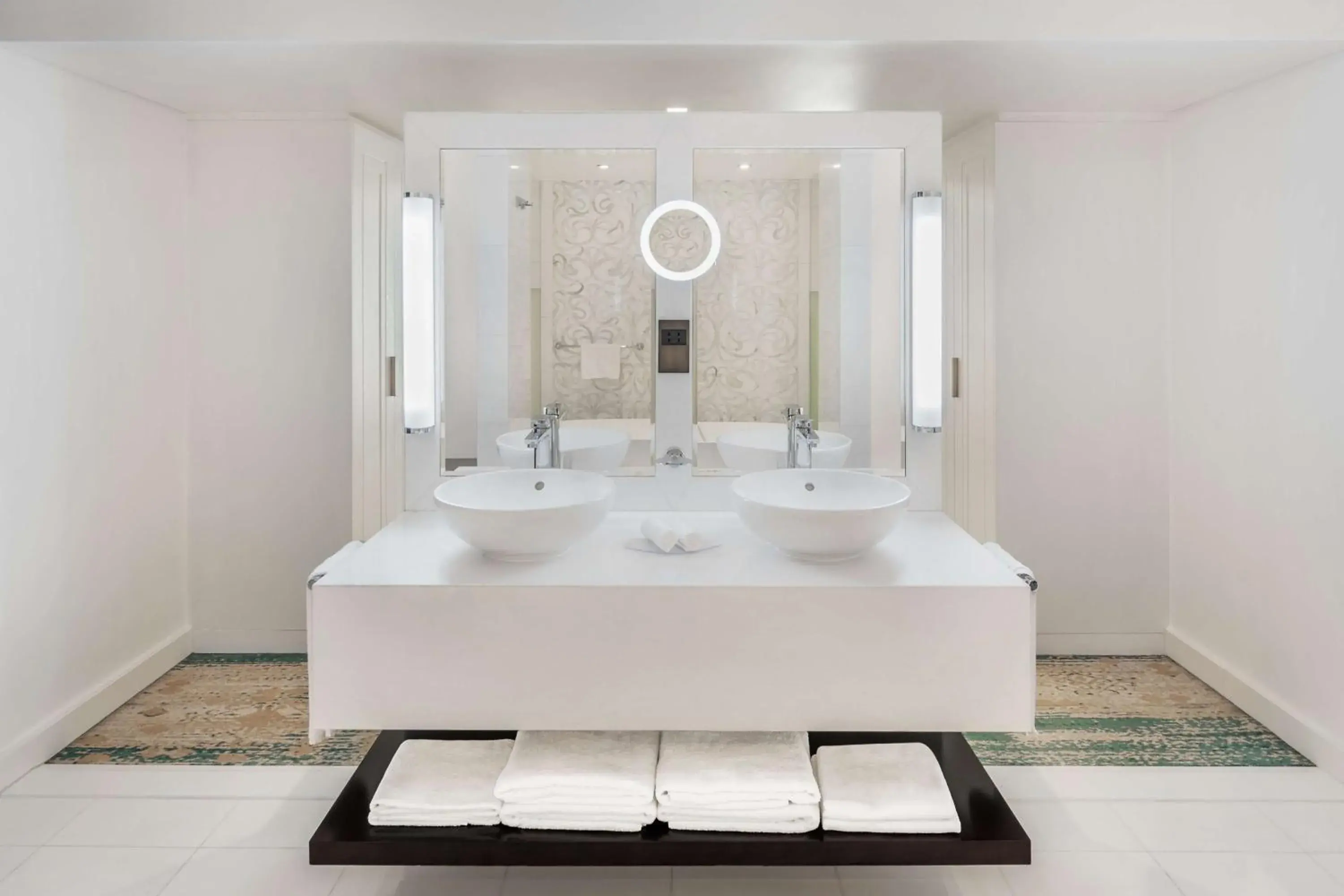 Bathroom in Radisson Blu Hotel, Dubai Deira Creek