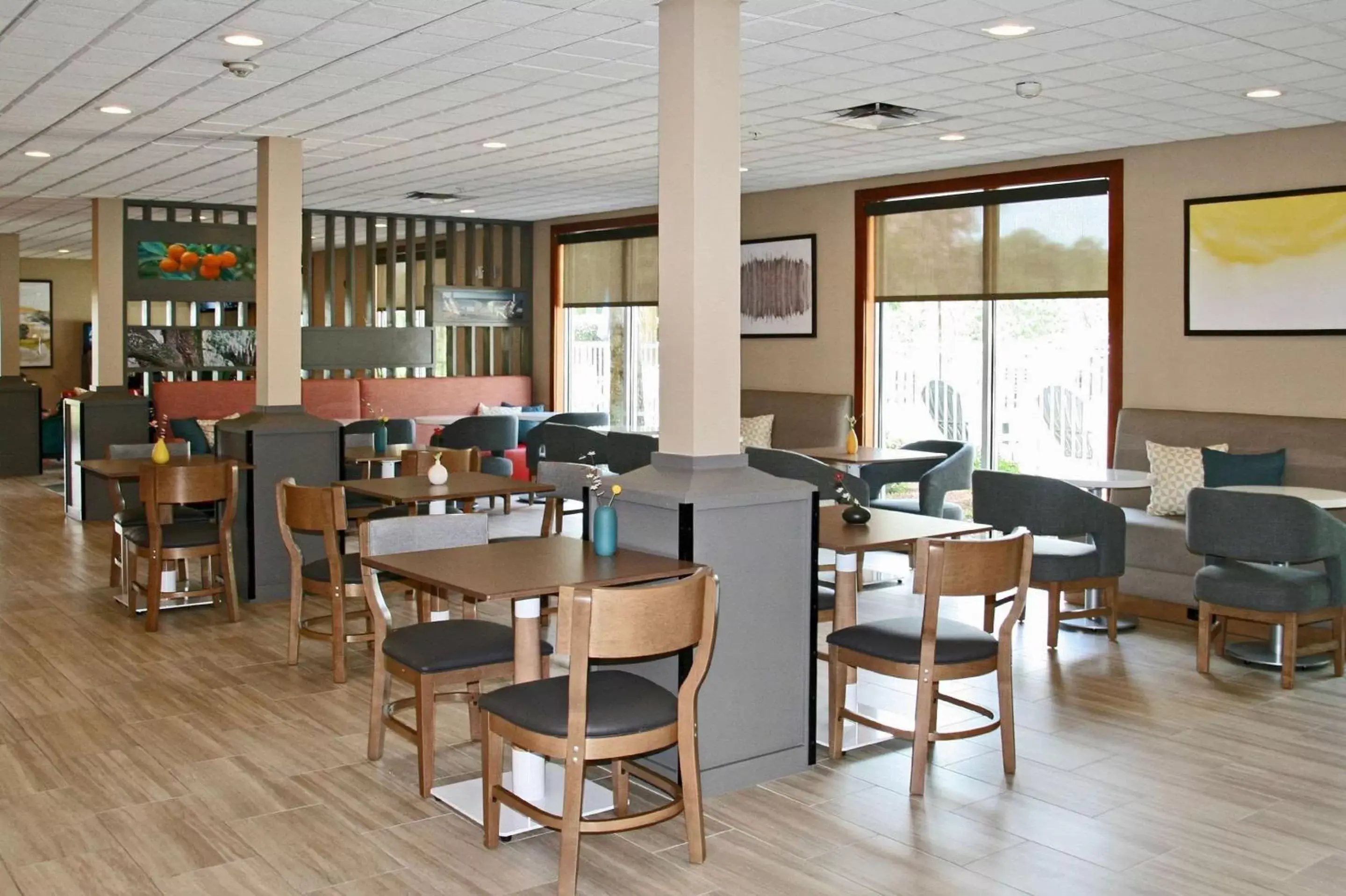 Breakfast, Lounge/Bar in Comfort Inn & Suites Crestview