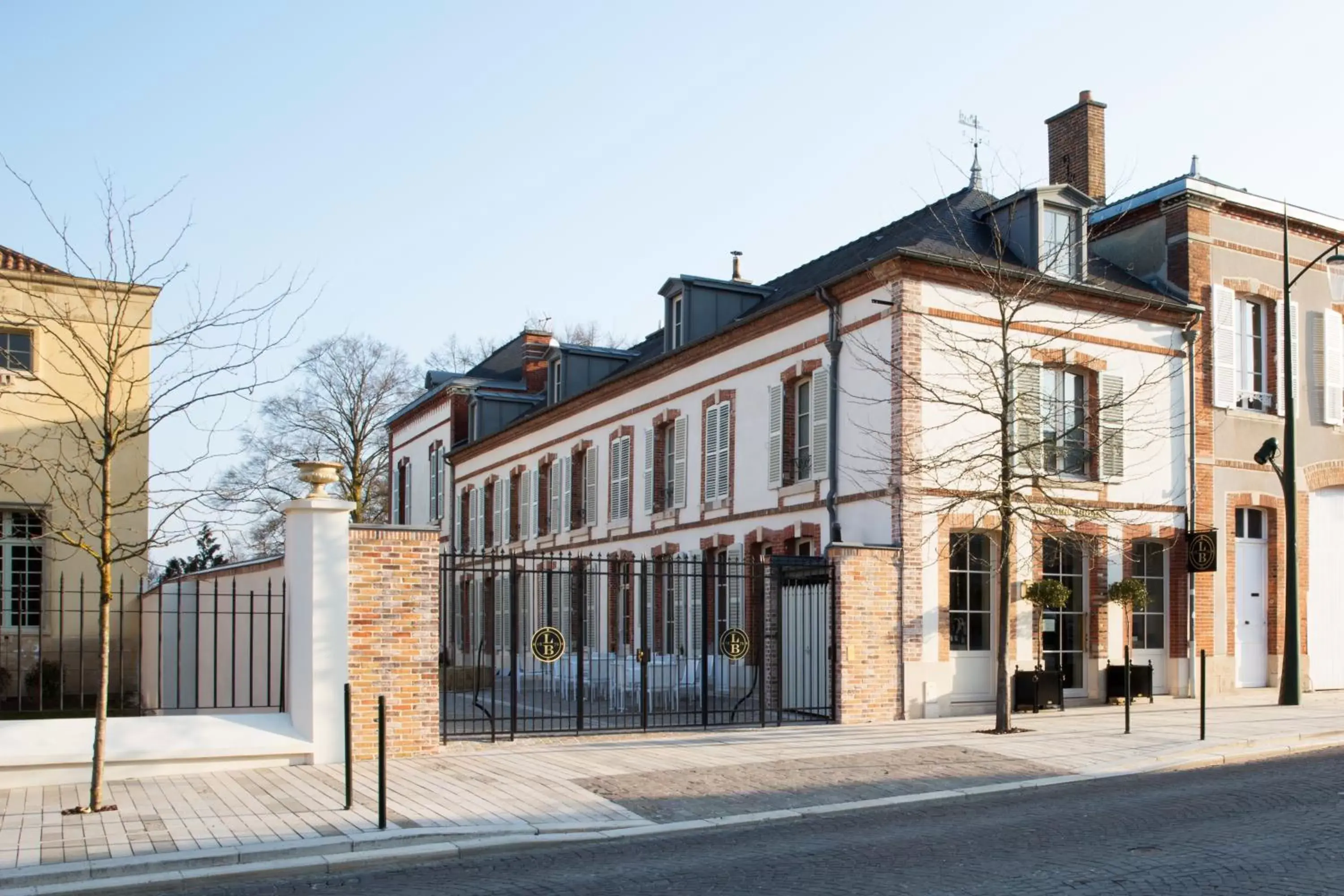 Facade/entrance, Property Building in Le 25bis by Leclerc Briant