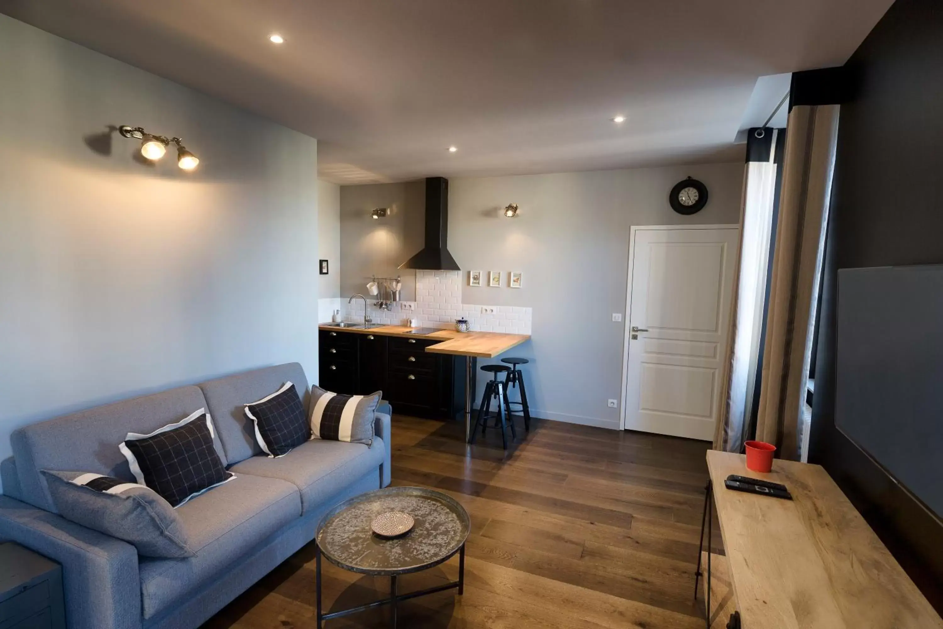 Living room, Kitchen/Kitchenette in Le Comptoir du Voyageur