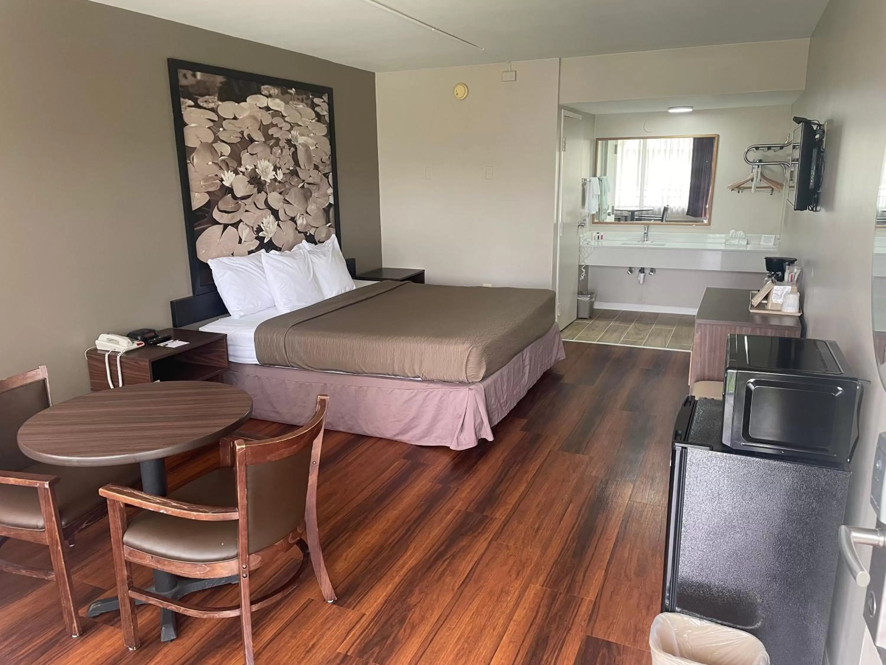 Swimming pool, Bed in Super 8 by Wyndham Valdosta Mall