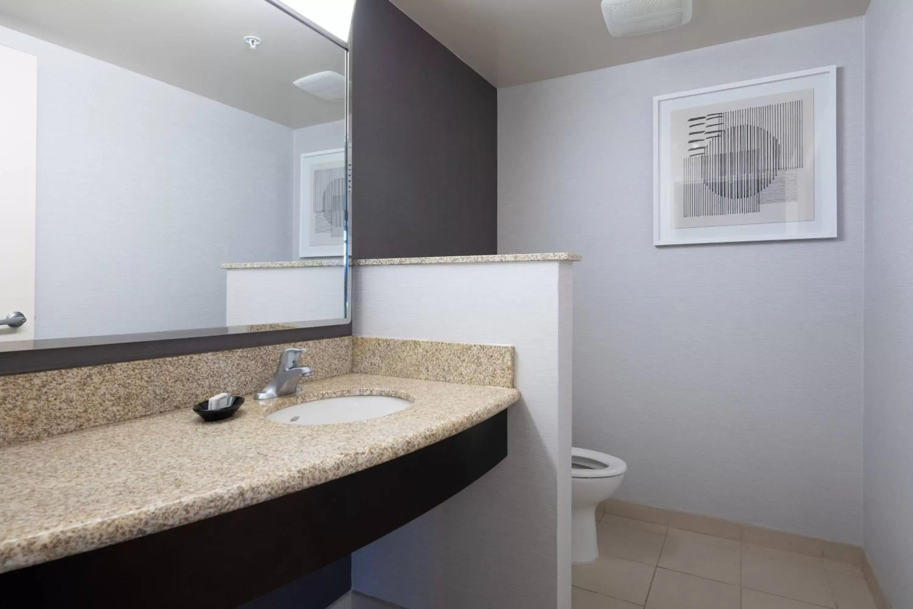 Photo of the whole room, Bathroom in Courtyard by Marriott Cincinnati Midtown/Rookwood