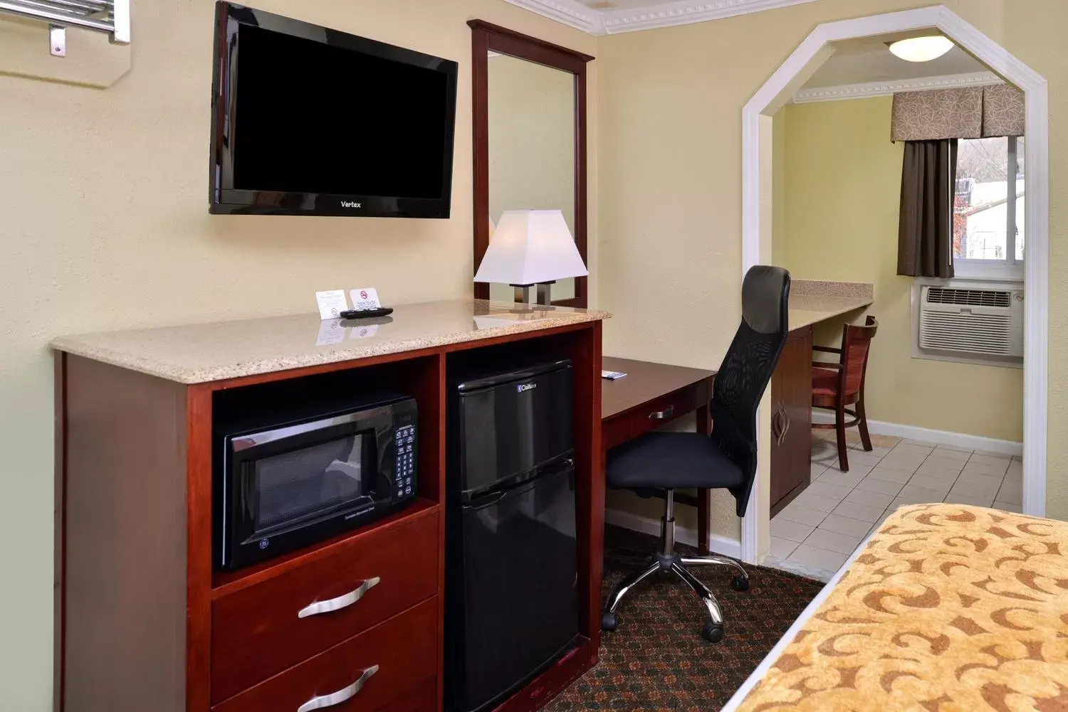 TV and multimedia, TV/Entertainment Center in Cheshire Welcome Inn