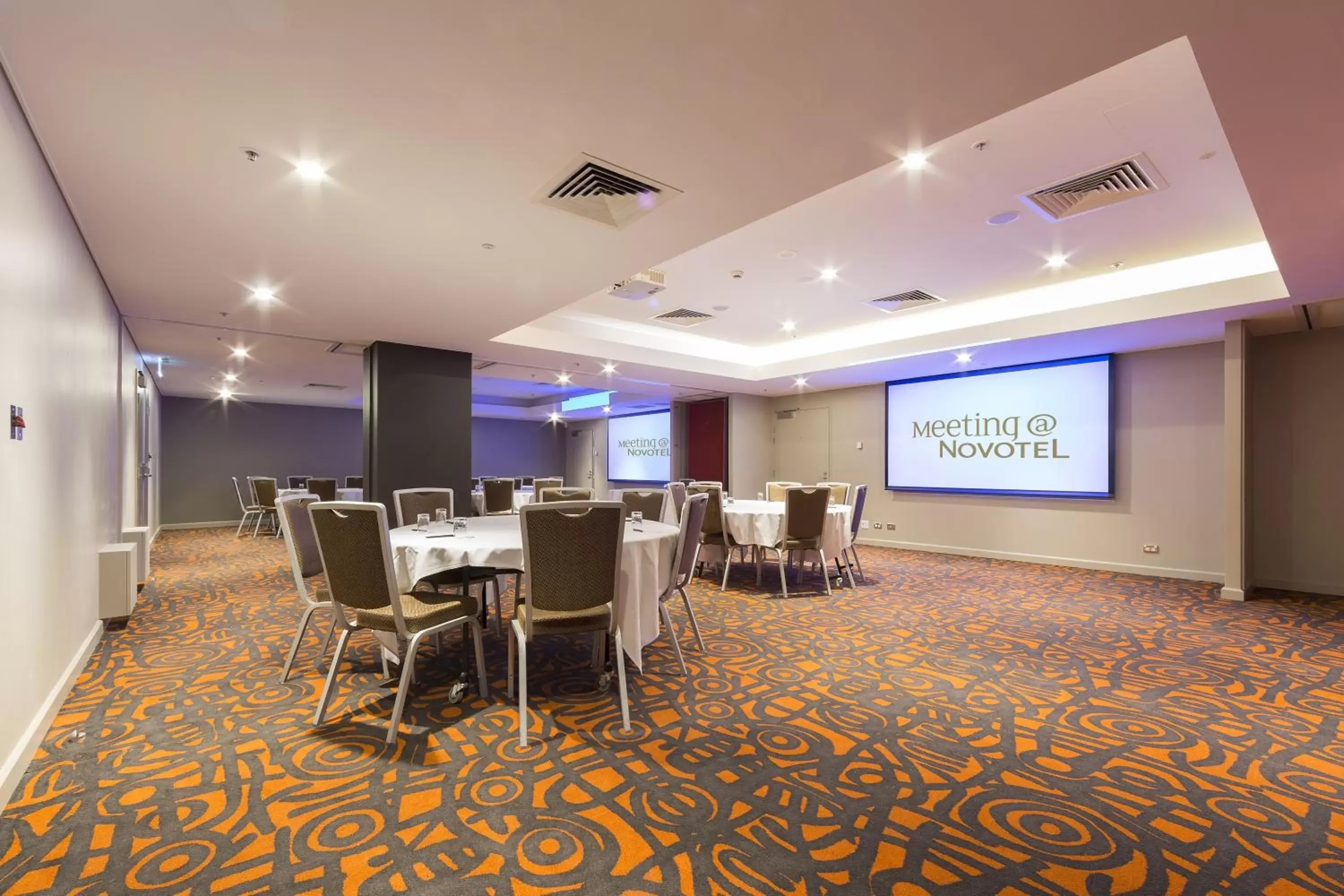 Business facilities in Novotel Canberra