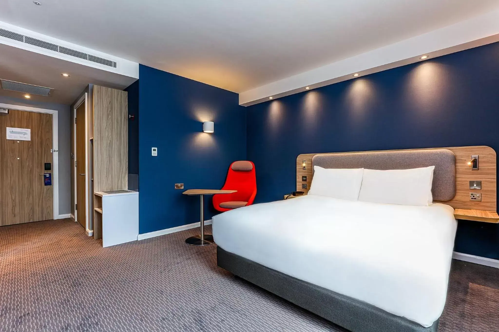 Photo of the whole room, Bed in Holiday Inn Express - Fleet, an IHG Hotel