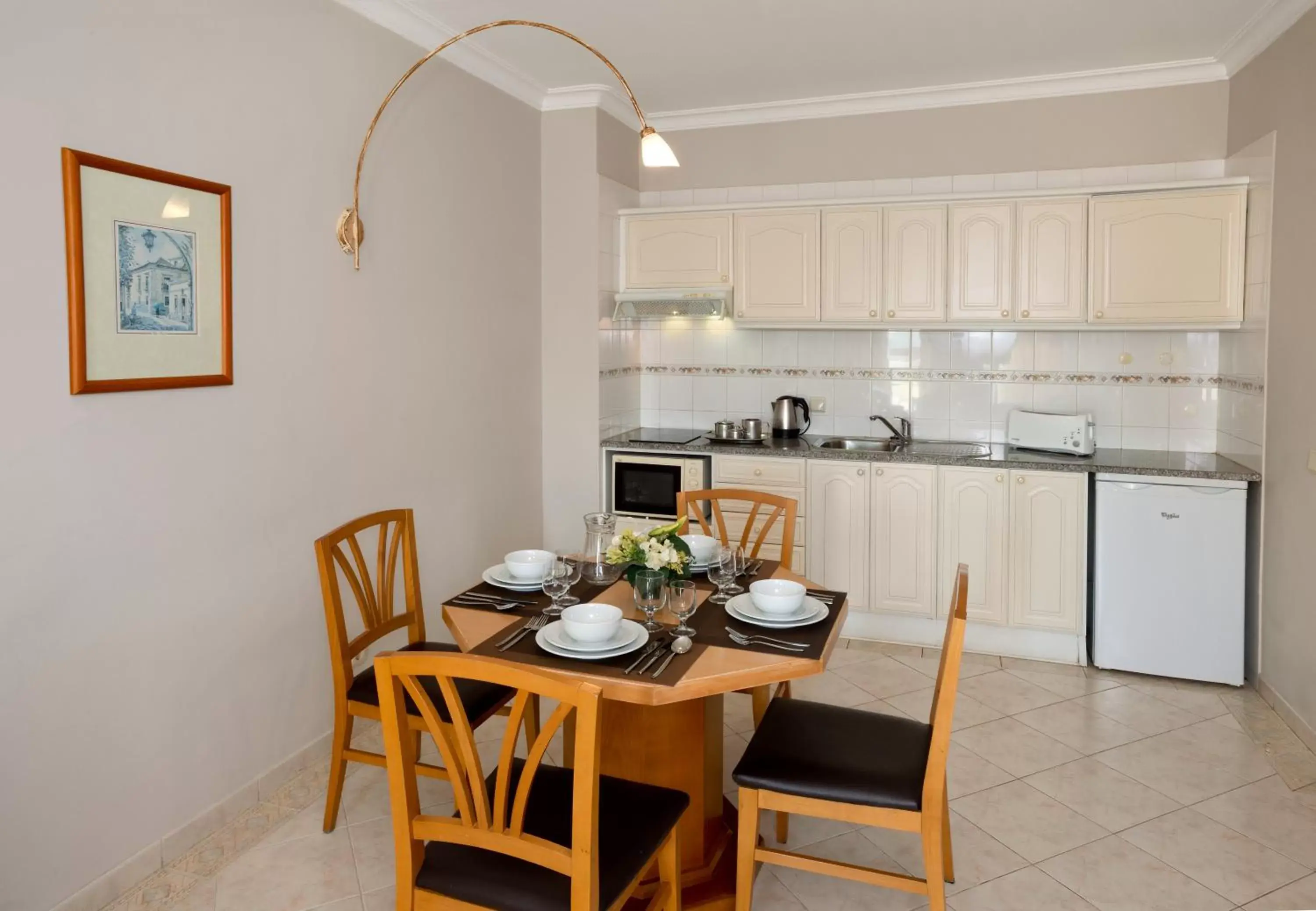 Kitchen or kitchenette, Dining Area in Aparthotel Paladim & Alagoamar