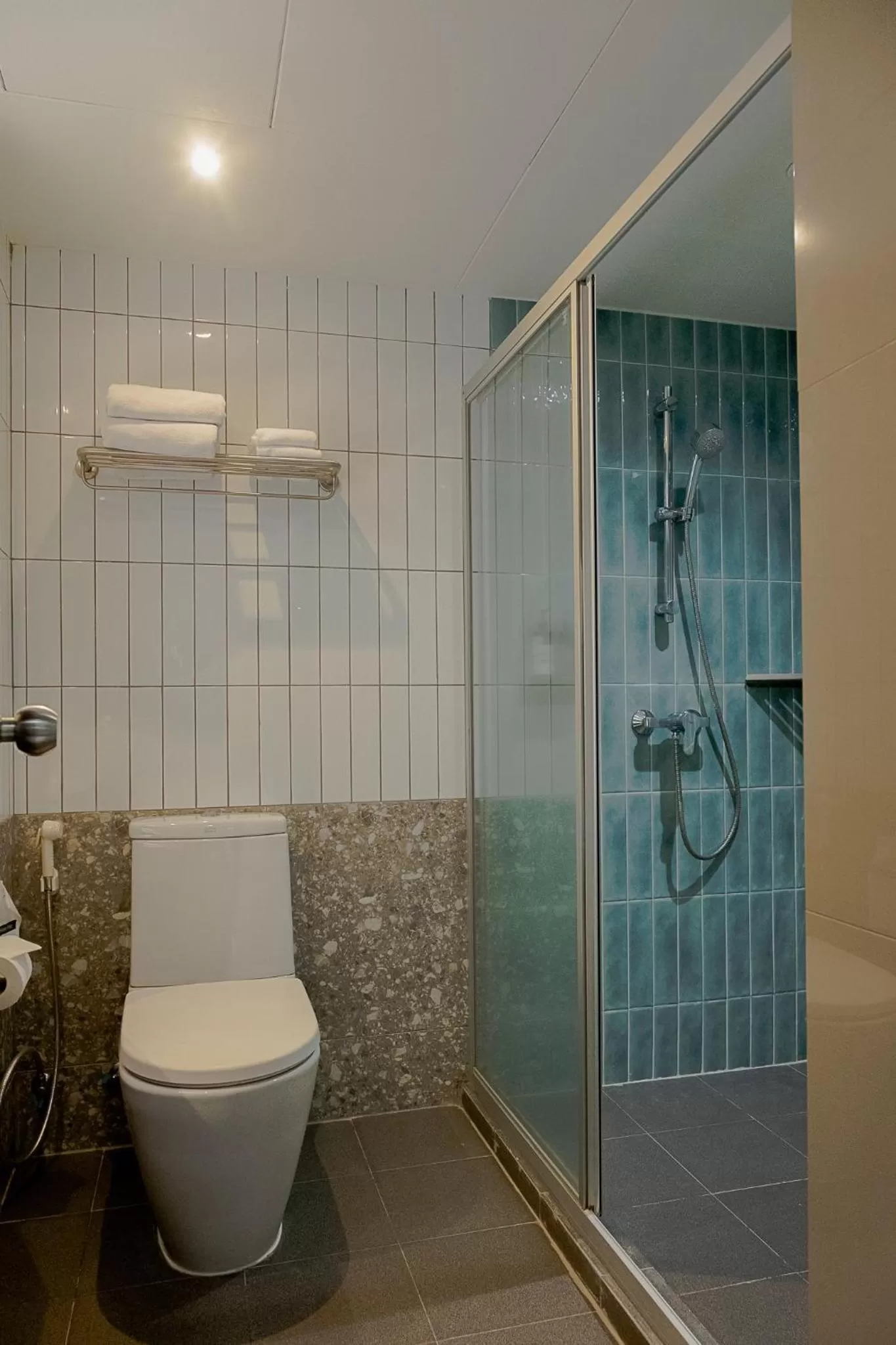 Shower in Buri Sriphu Hotel