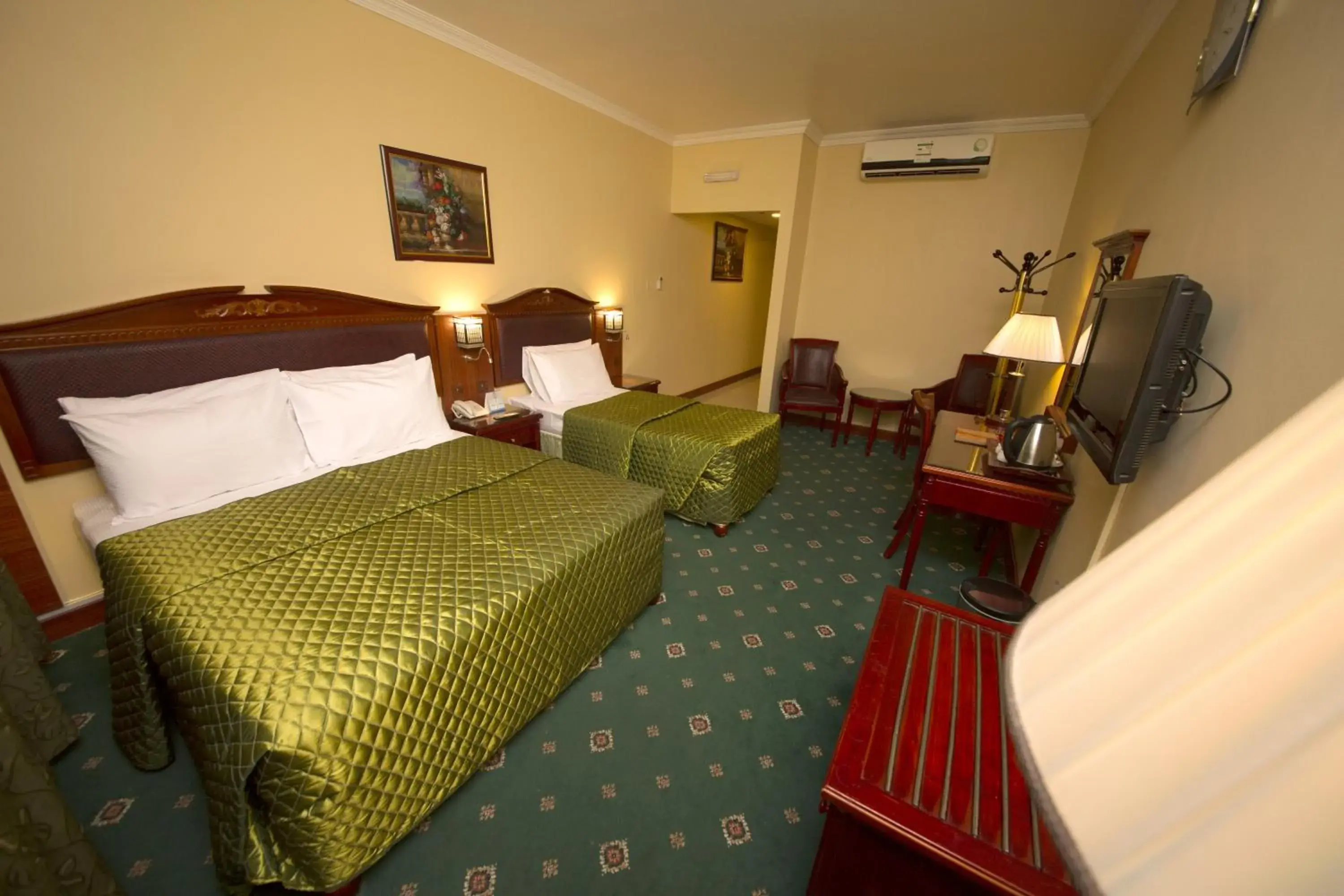 Photo of the whole room, Bed in Mount Royal Hotel