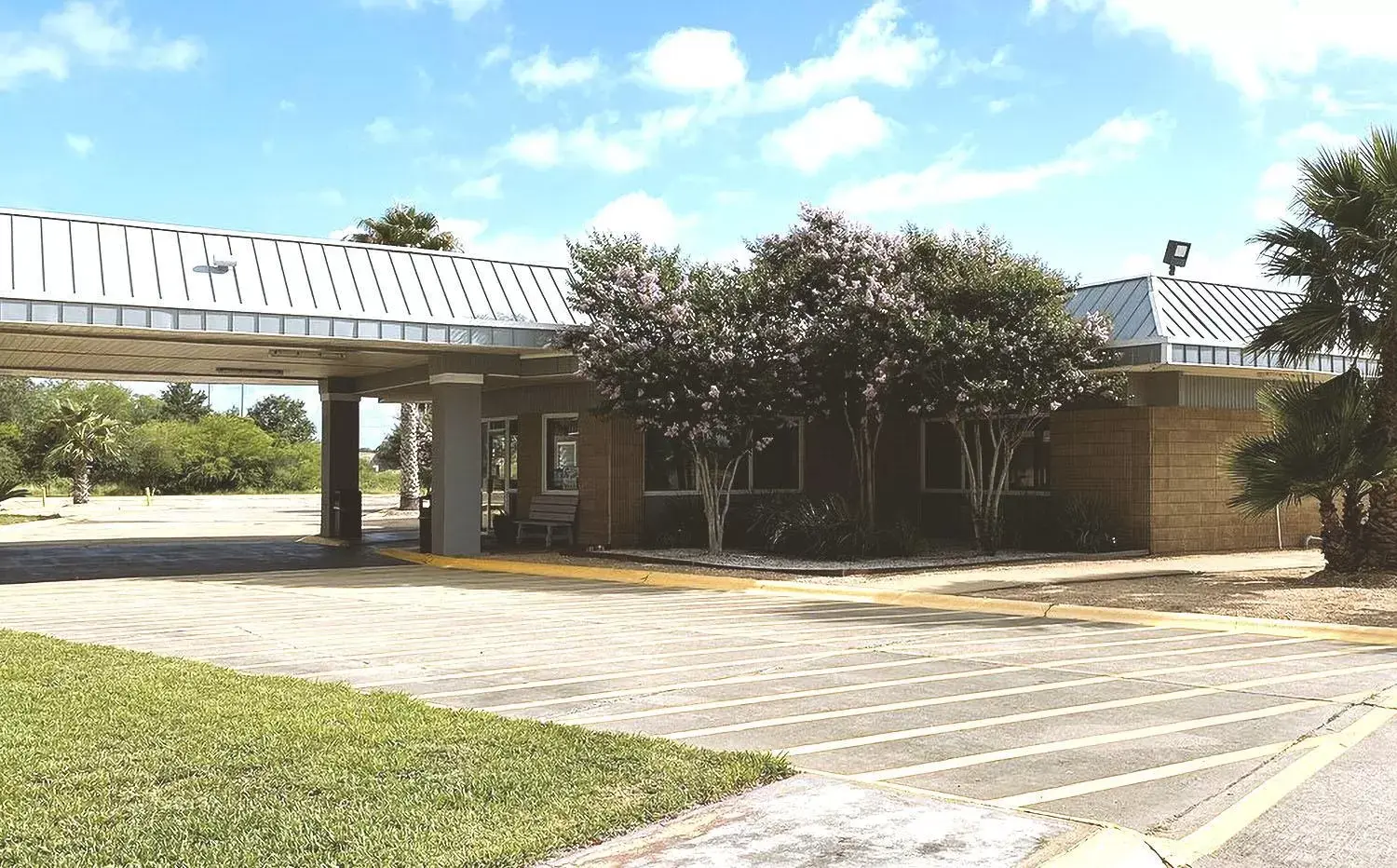 Property building in Sky Palace Inn & Suites By Jasper Beeville Property building in Sky Palace Inn & Suites By Jasper Beeville