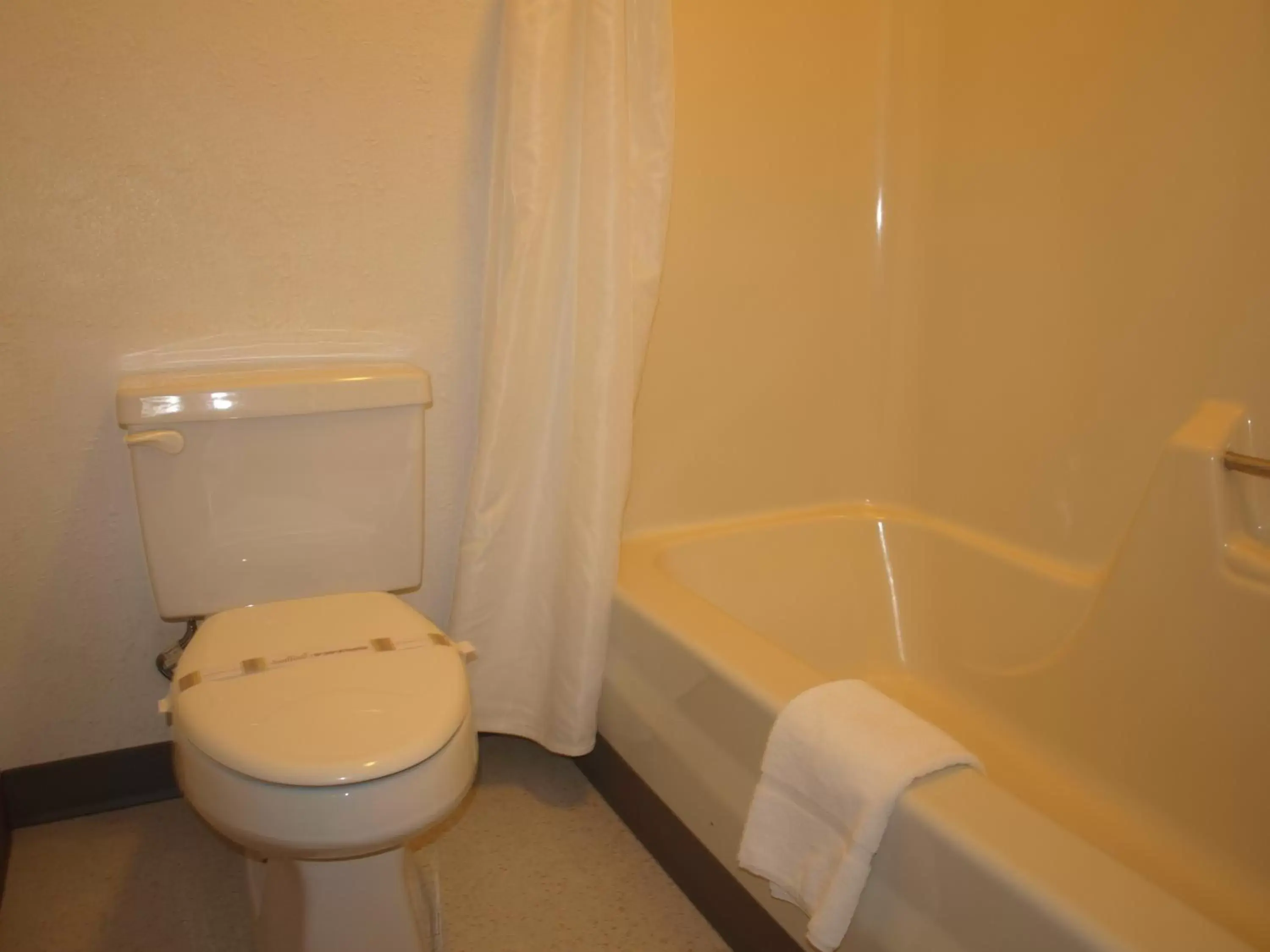 Shower, Bathroom in Yellowstone River Inn