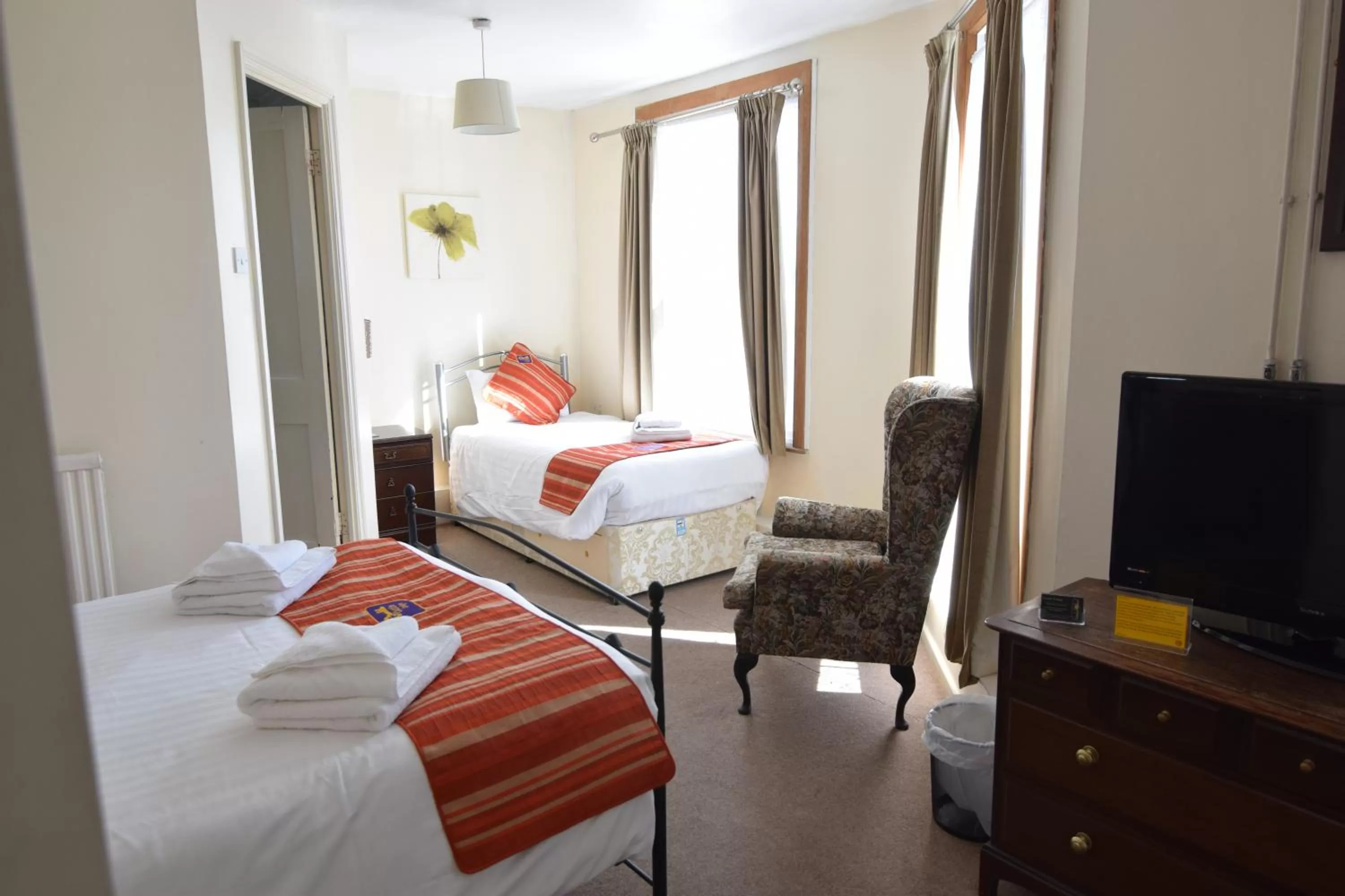 Photo of the whole room, Bed in Castle Lodge