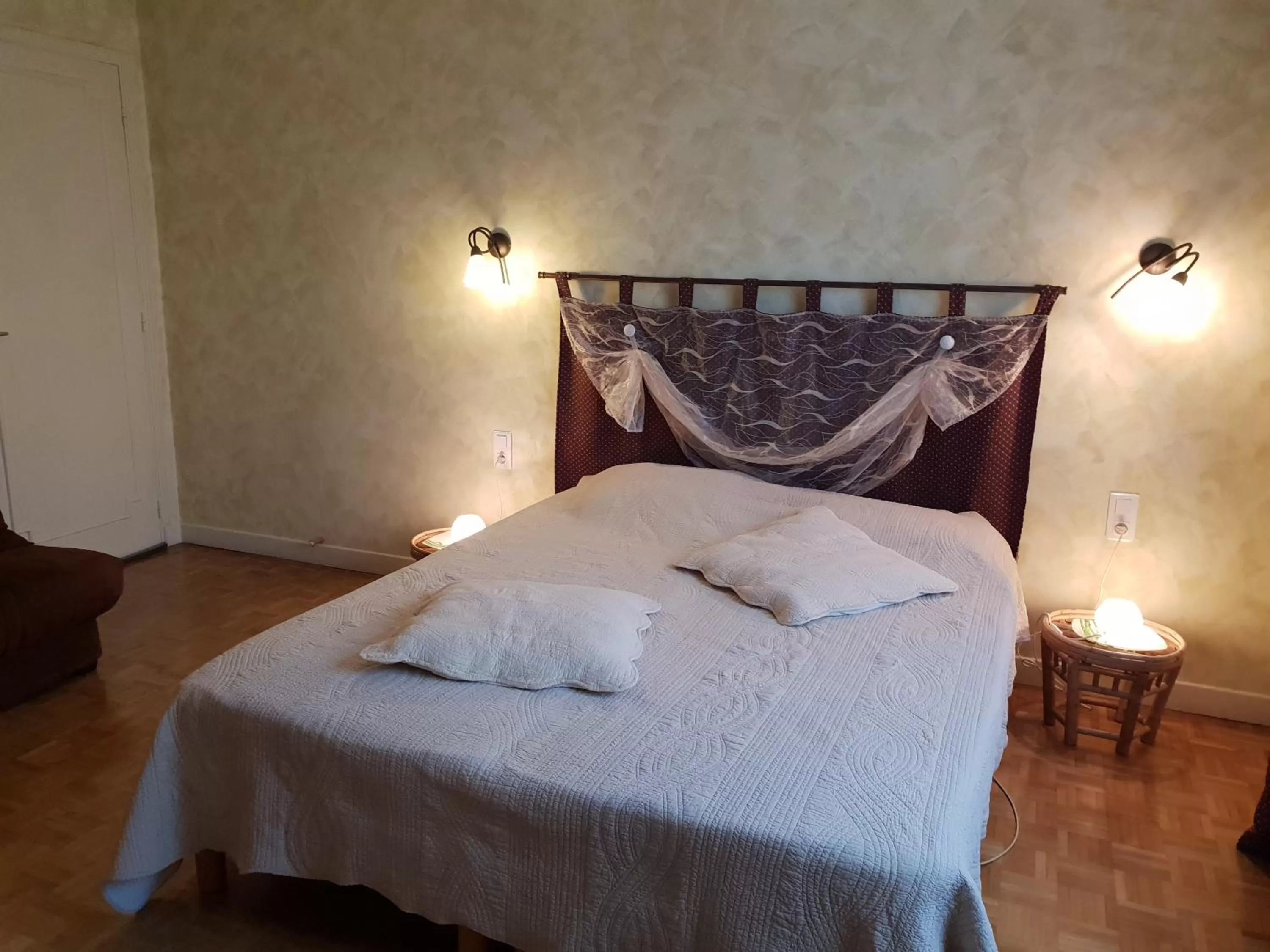 Photo of the whole room, Bed in Le Nid de l'Ecureuil