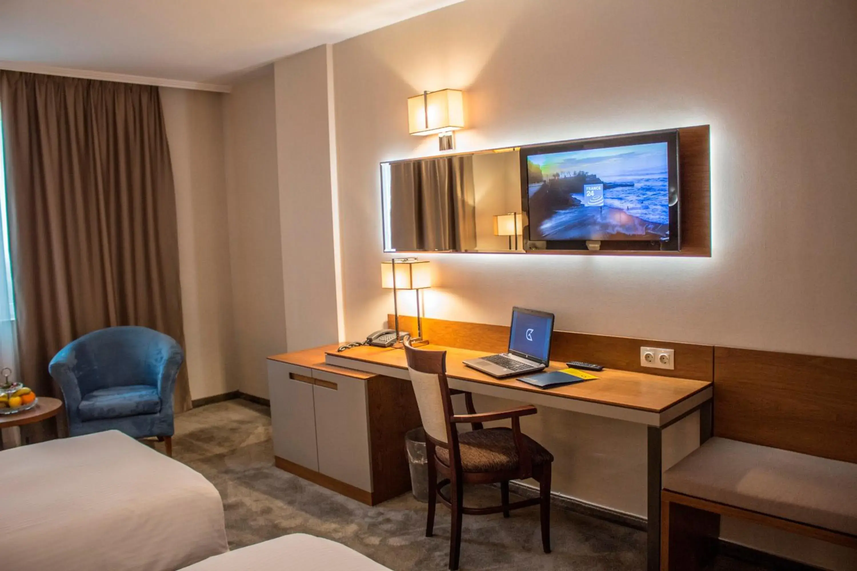 Seating area, Bed in Hotel Golden Tulip Varna Seating area, Bed in Hotel Golden Tulip Varna