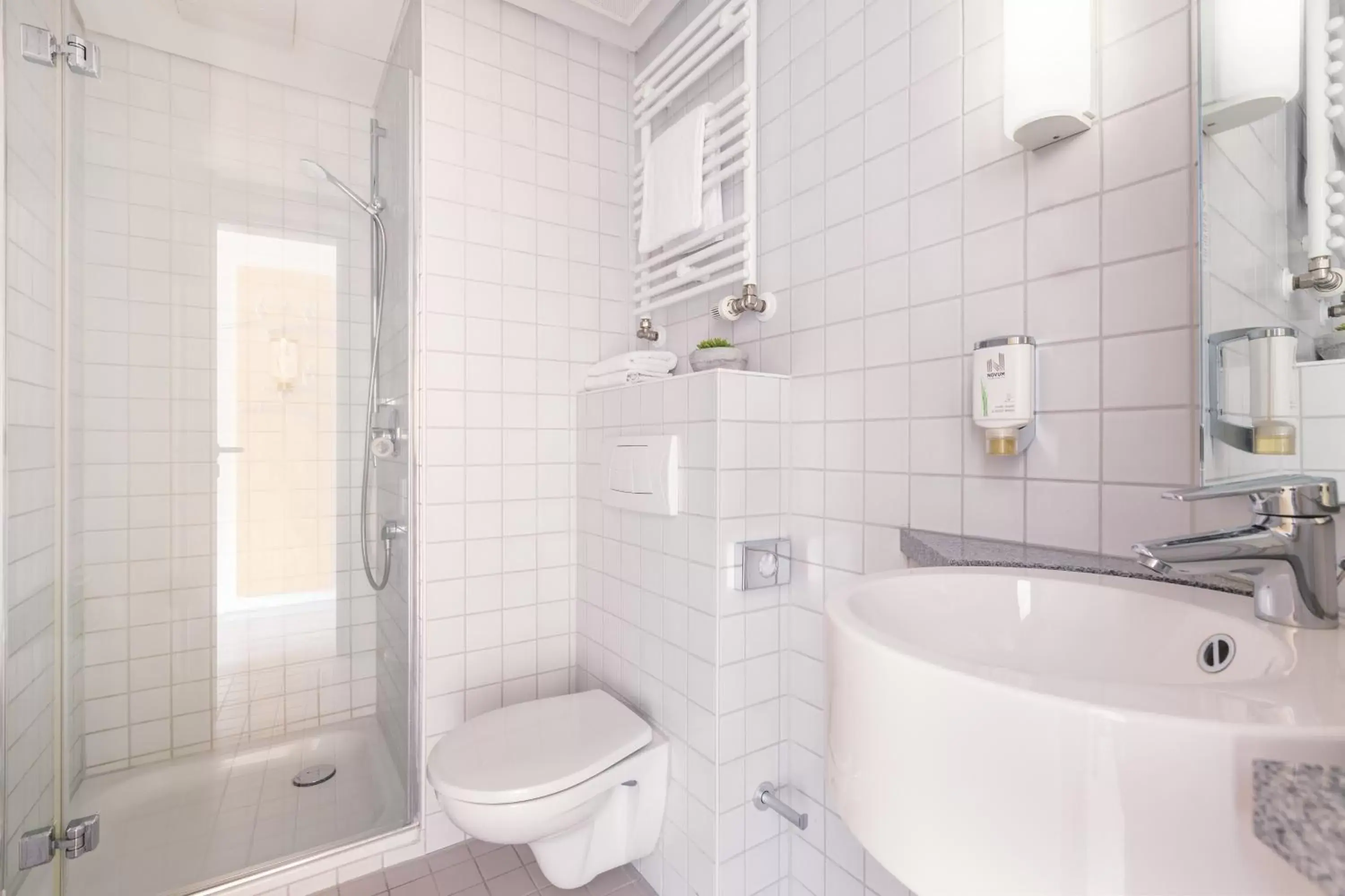 Shower, Bathroom in Novum Akademiehotel Kiel