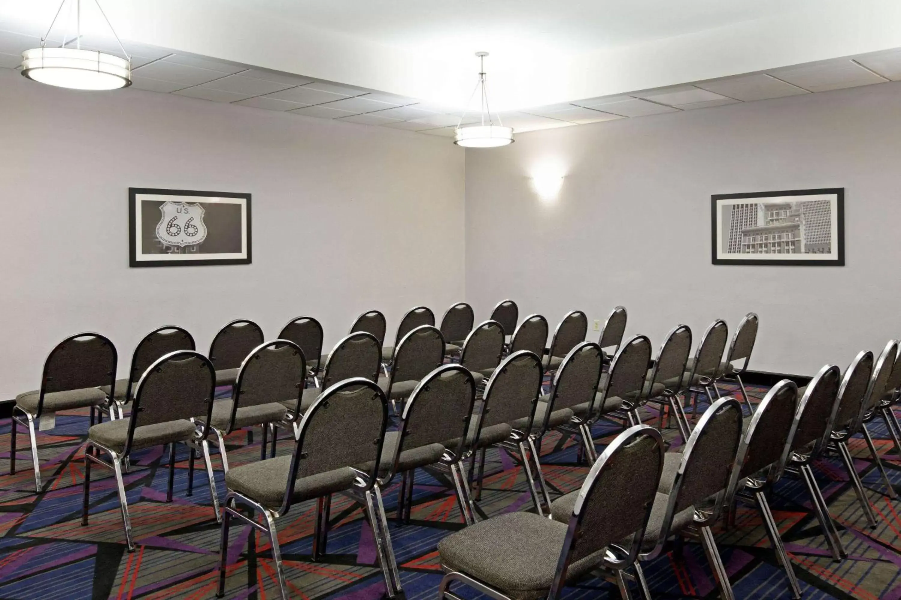 Meeting/conference room in La Quinta by Wyndham Tulsa Airport / Expo Square