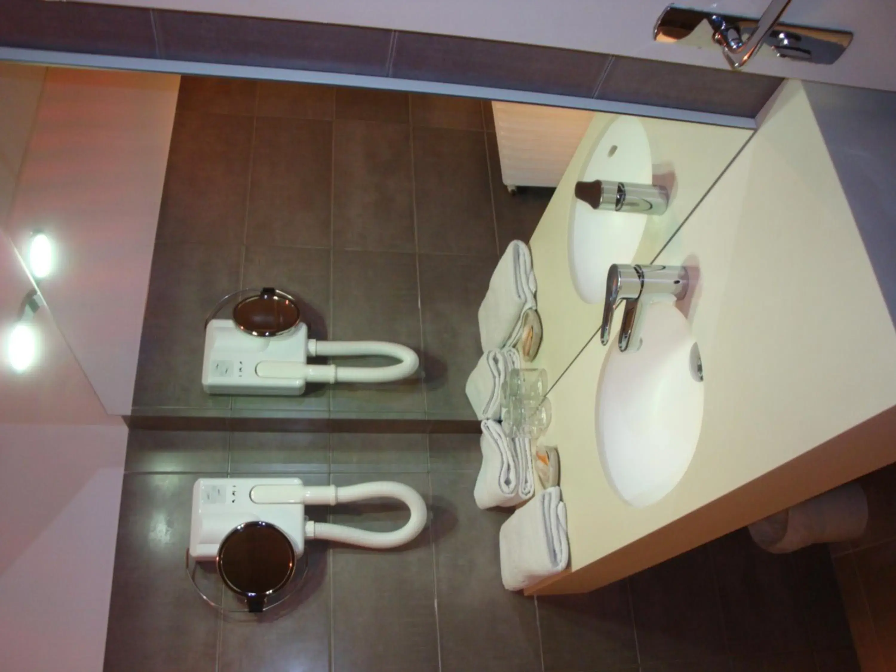 Bathroom, Kitchen/Kitchenette in Hotel de l'Orme, Akena