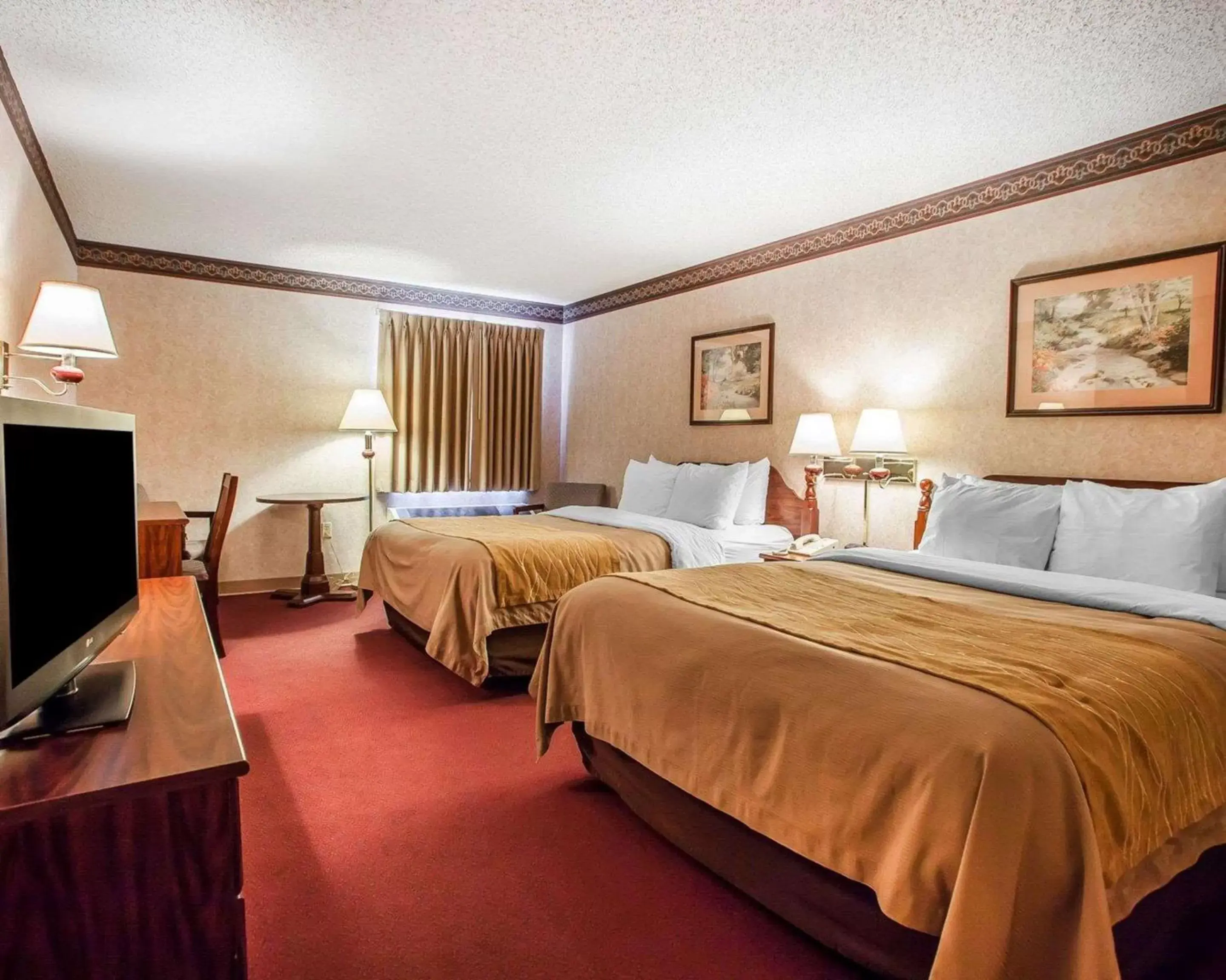 Photo of the whole room, Bed in Quality Inn Midway