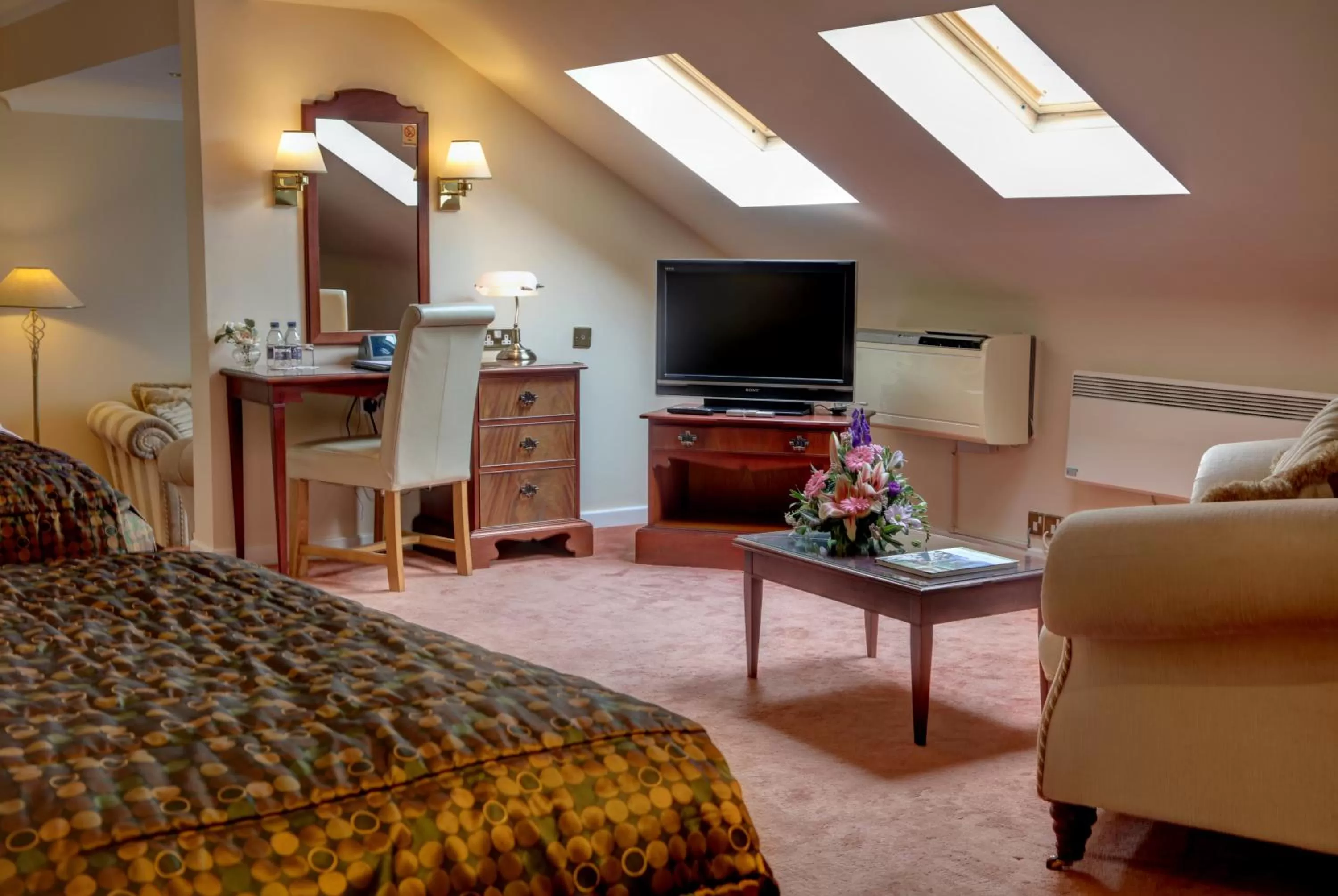 Seating area, Bed in Best Western Plus Bentley Hotel