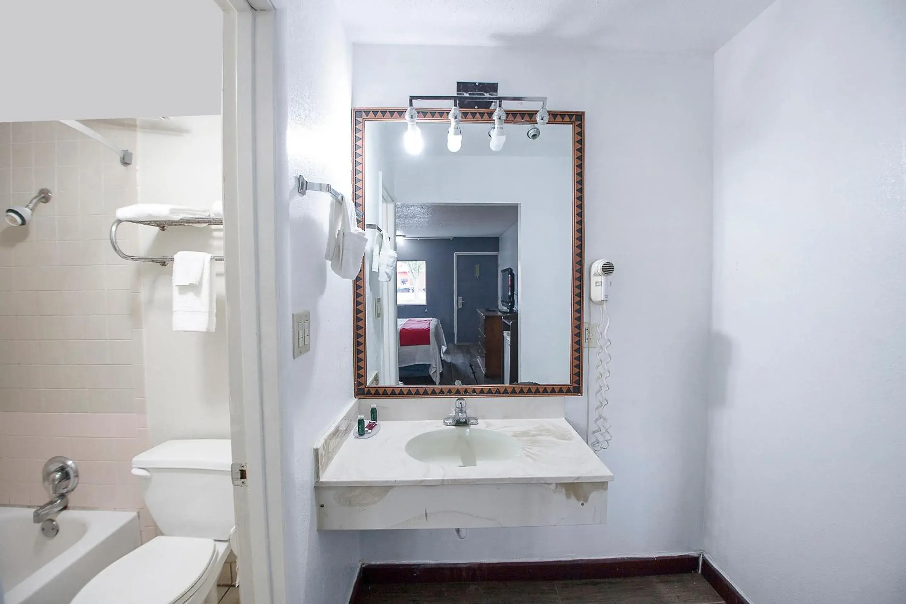 Bathroom in Hotel O Daylight Inn Elkhart I-90, IN