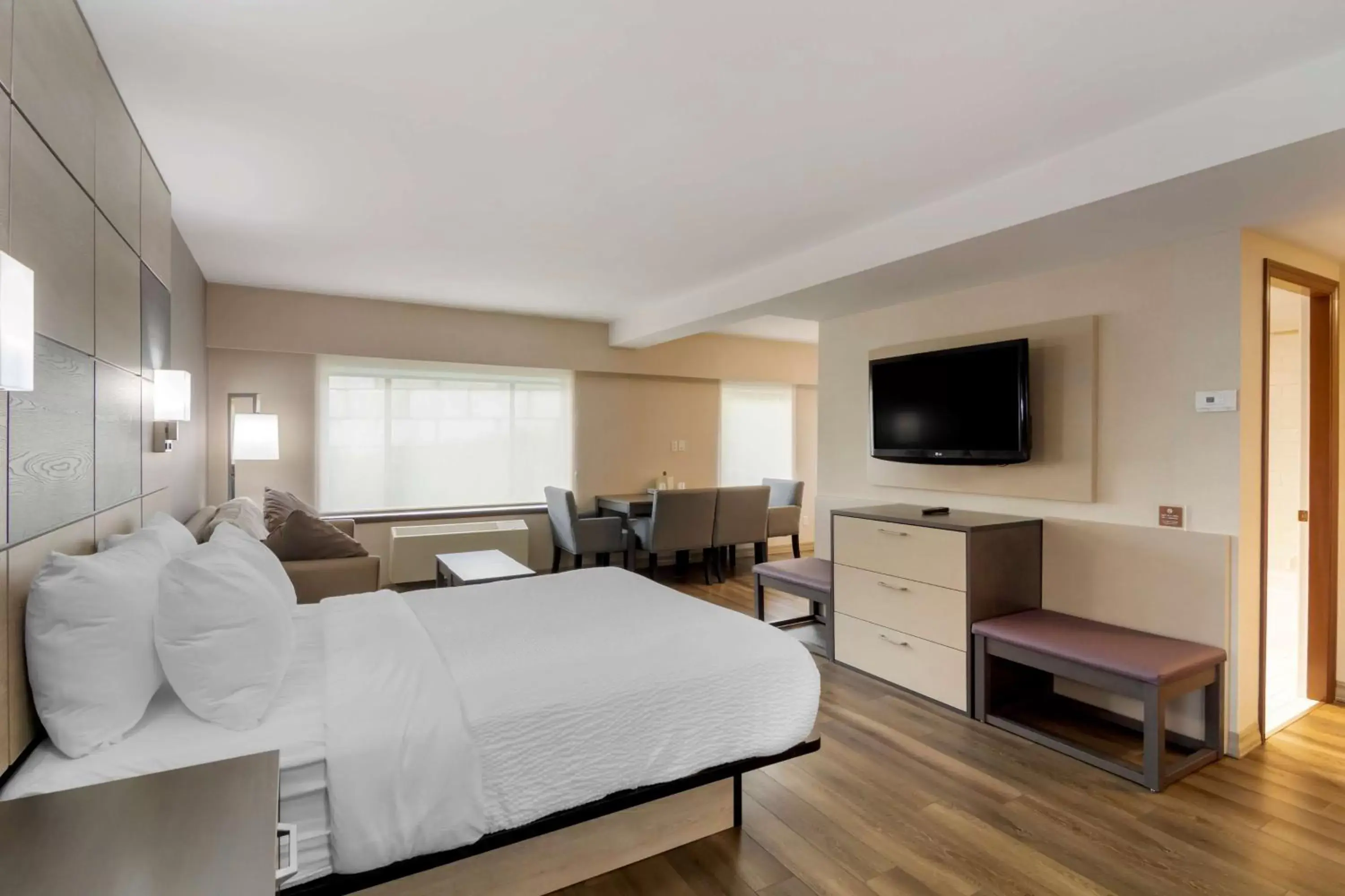 Bedroom, TV/Entertainment Center in Best Western Premier Aberdeen Kamloops