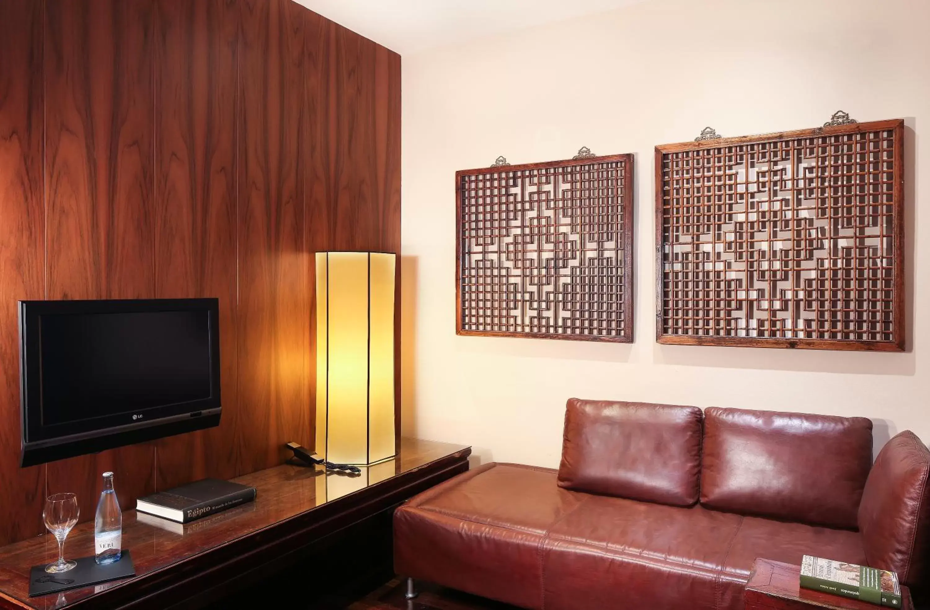 Living room, TV/Entertainment Center in Hotel Gran Derby Suites, a Small Luxury Hotel of the World