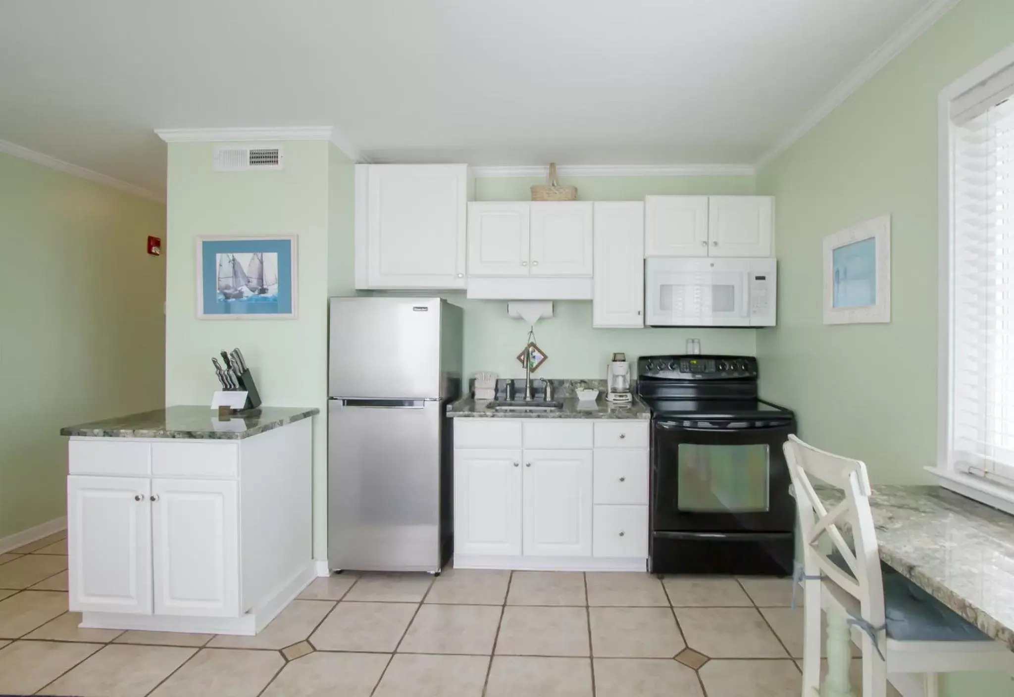 Kitchen or kitchenette, Kitchen/Kitchenette in Sandpeddler Inn and Suites