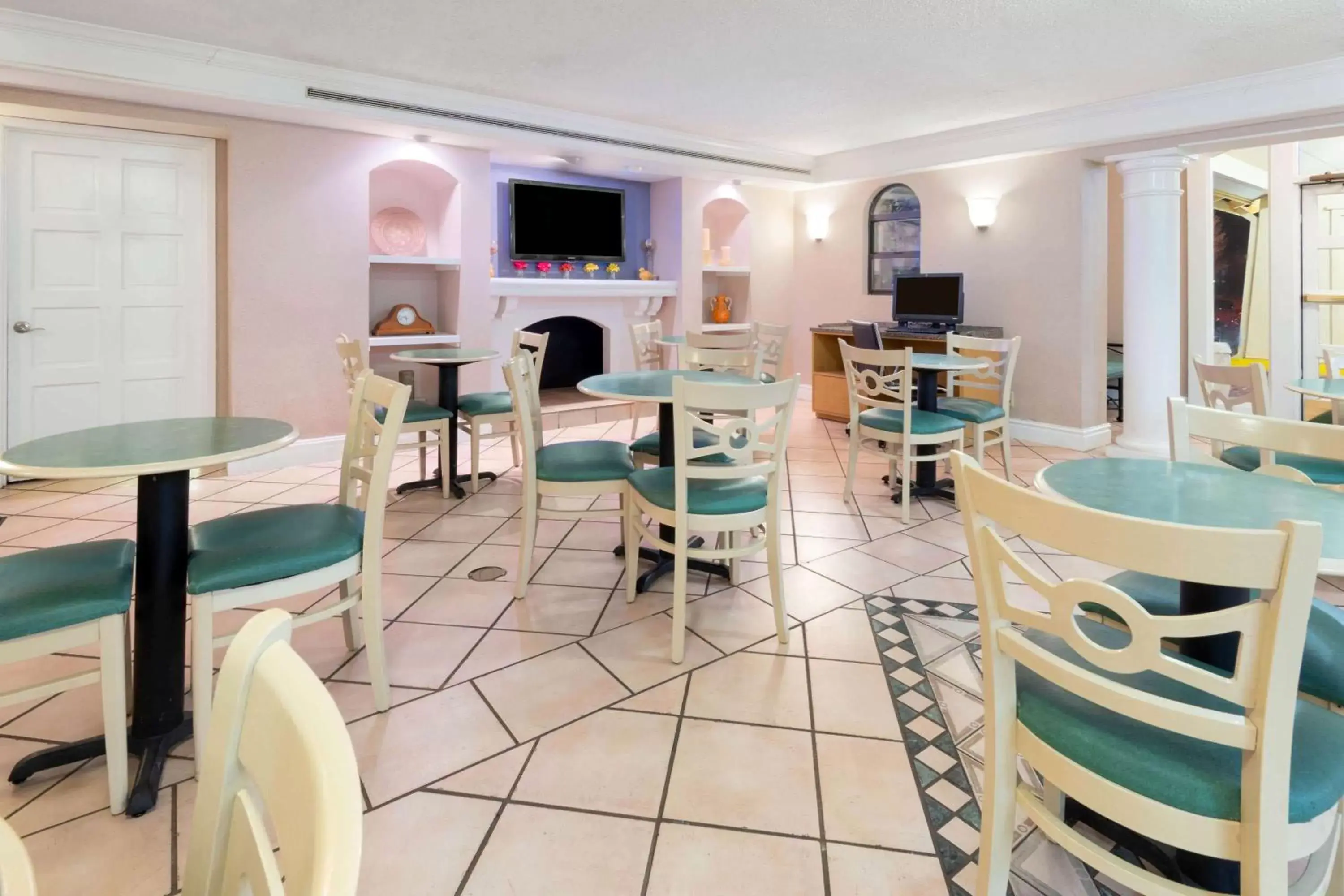 Lobby or reception, Restaurant/Places to Eat in La Quinta Inn by Wyndham Farmington
