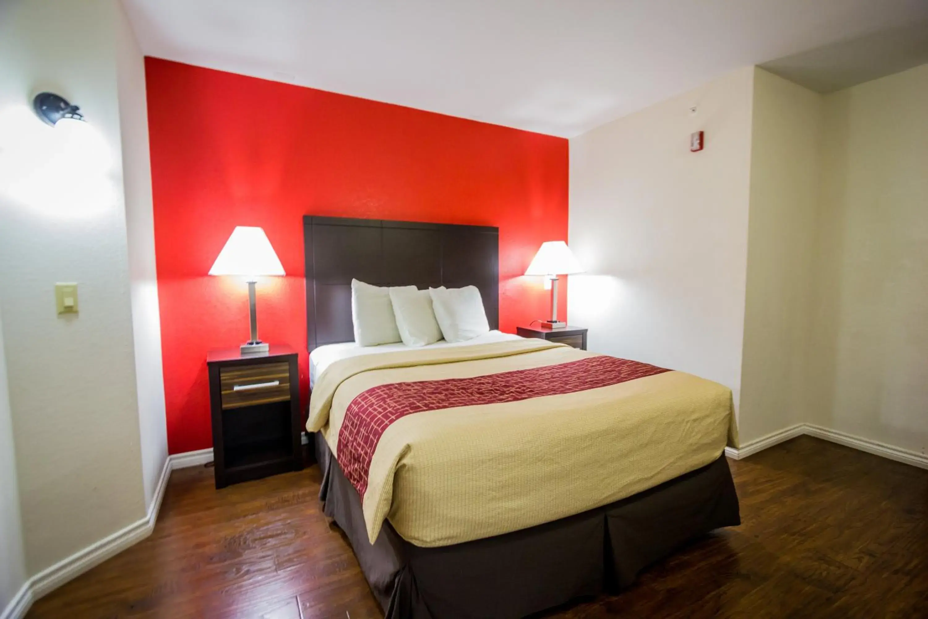 Photo of the whole room, Bed in Red Roof Inn Austin - Round Rock