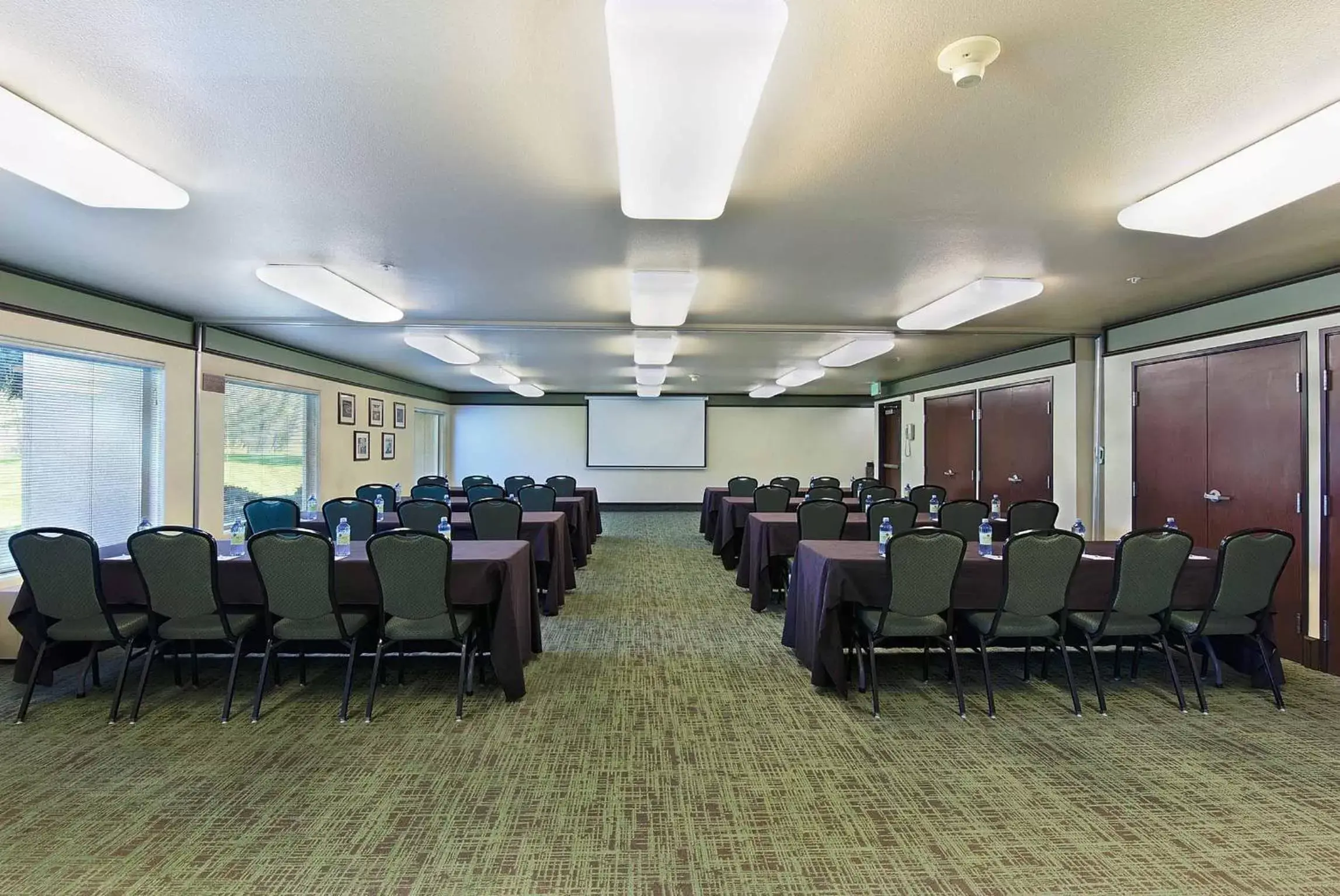 Meeting/conference room in Oxford Suites Yakima