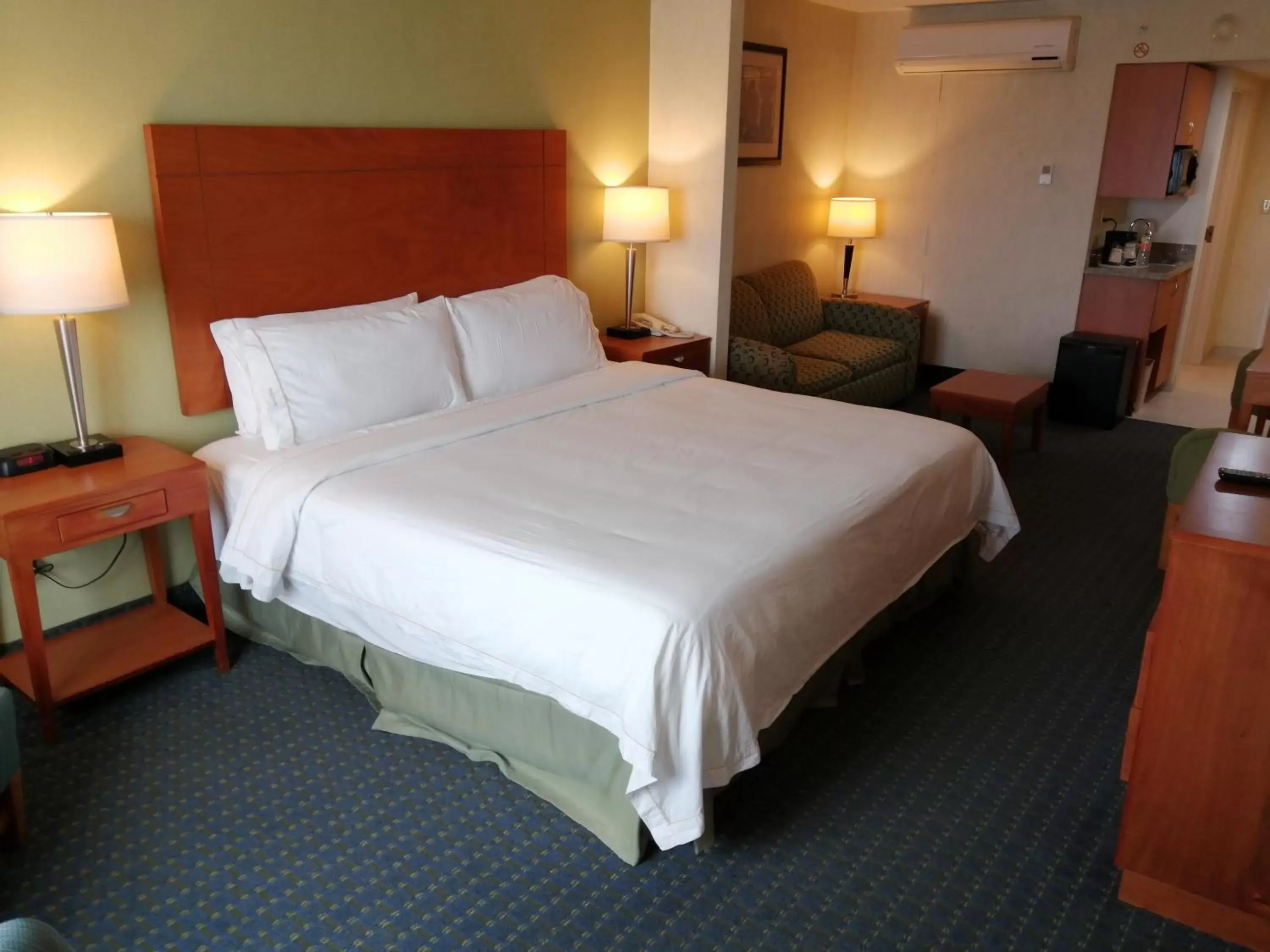 Bed in Holiday Inn Express & Suites Toluca Zona Aeropuerto, an IHG Hotel