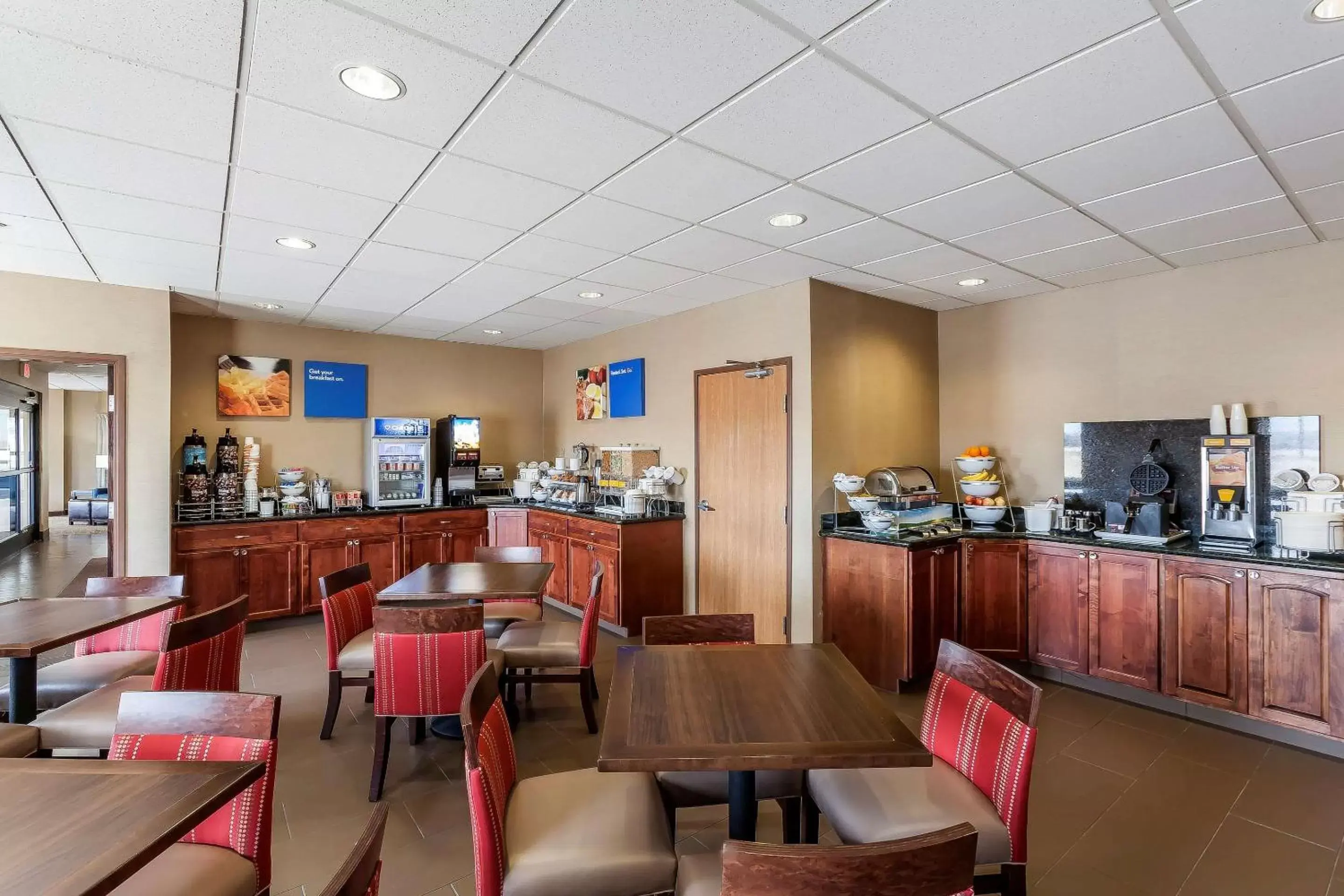 Breakfast, Restaurant/Places to Eat in Comfort Inn Near University of Wyoming