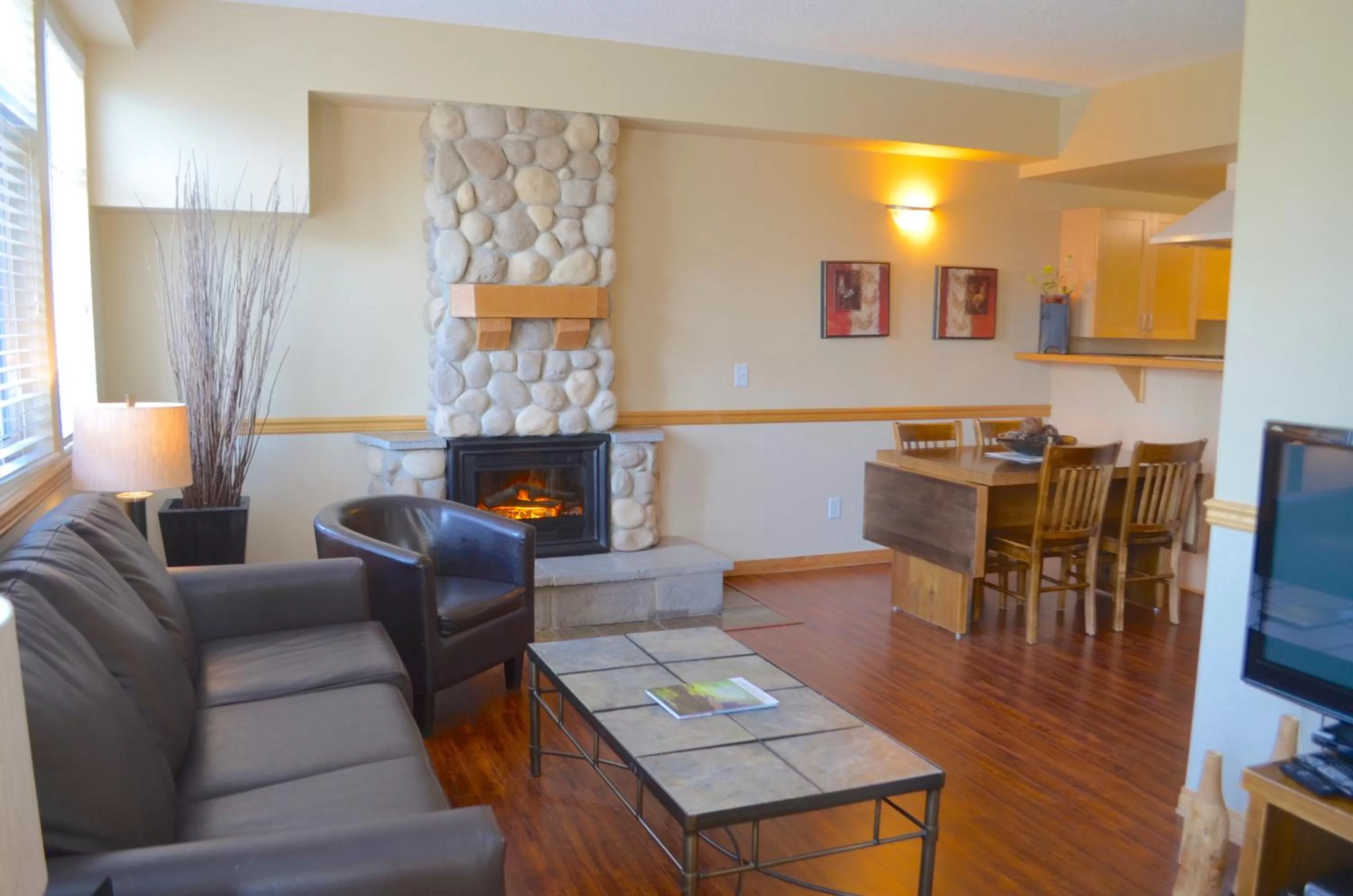 Living room in Sunset Resorts Canmore and Spa