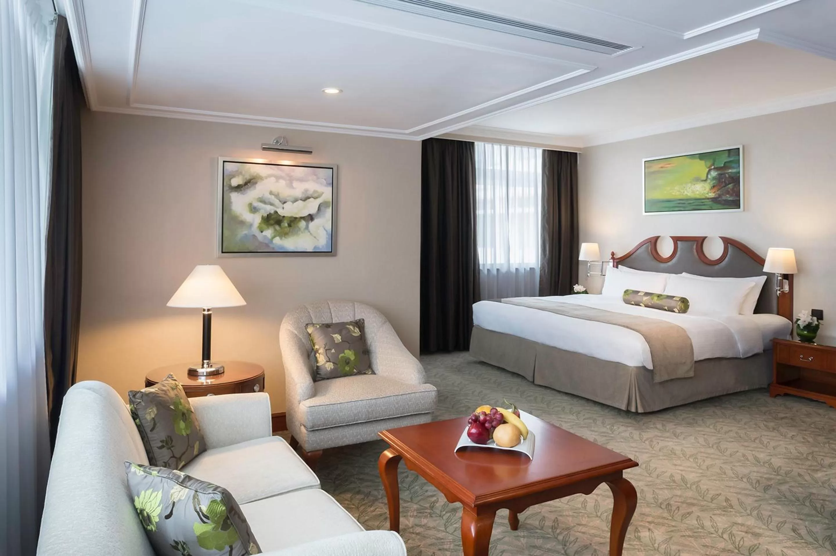 Photo of the whole room, Bed in Marco Polo Hongkong Hotel