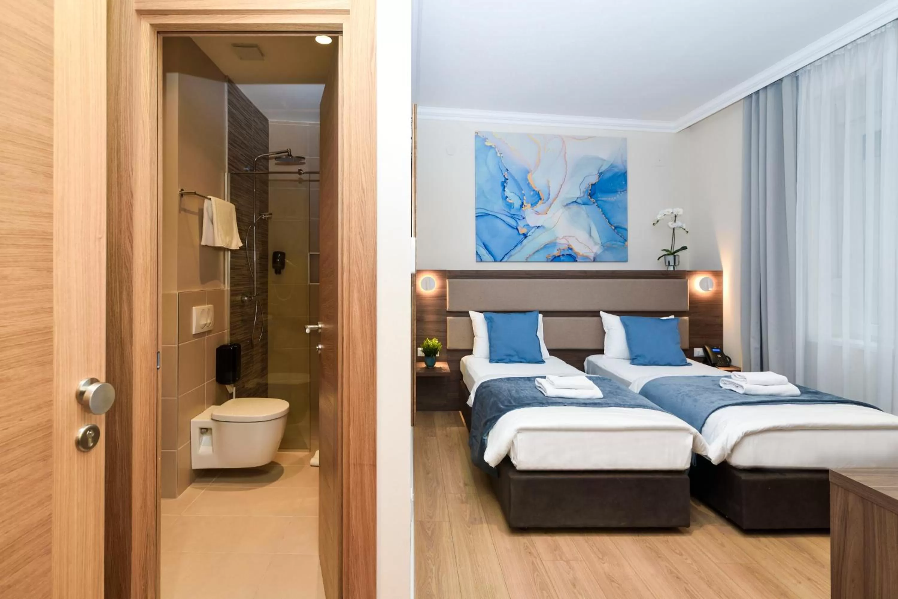 Photo of the whole room, Bed in Hotel Opera Garni