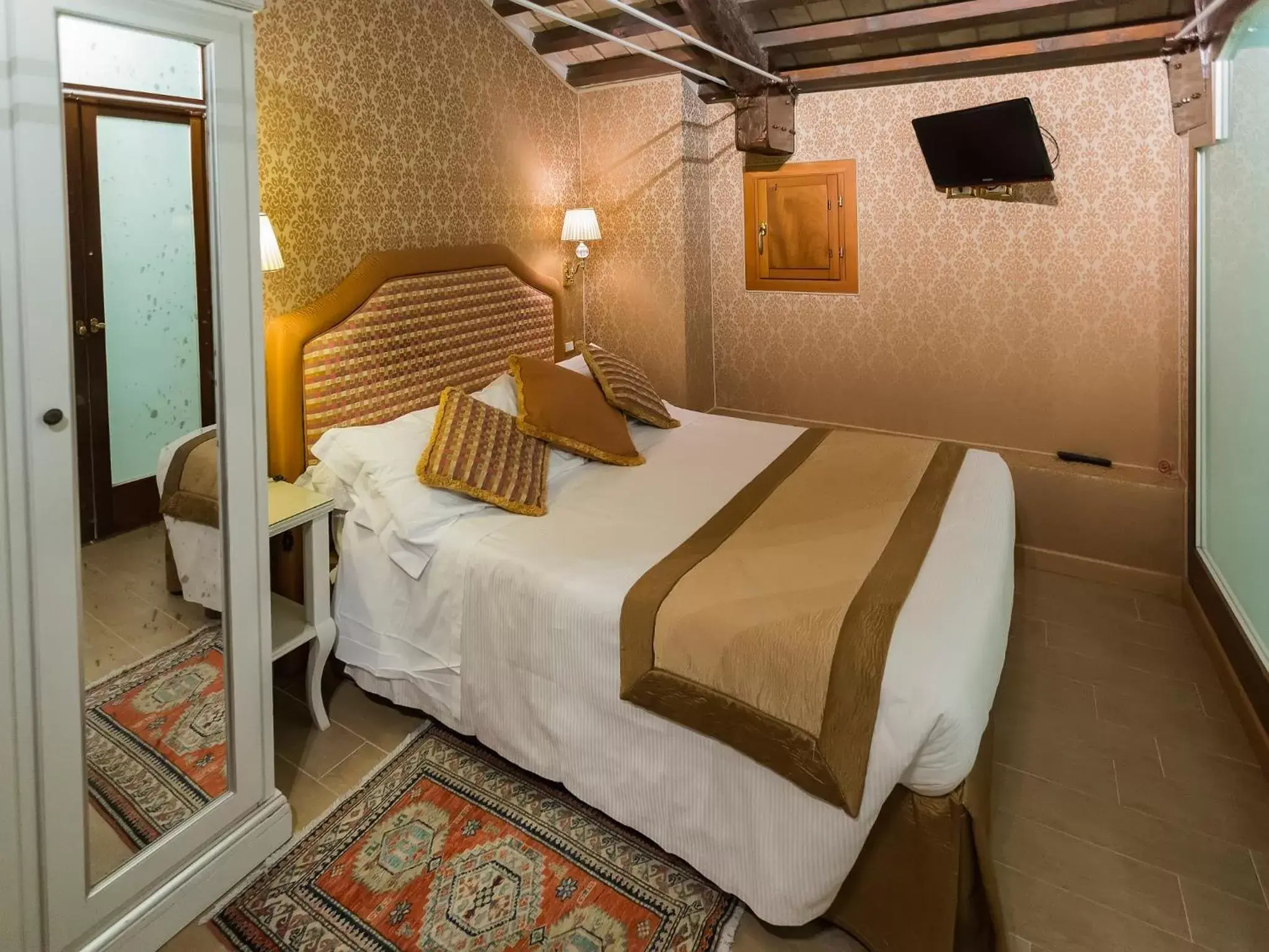 Photo of the whole room, Bed in Hotel Ca' dei Conti
