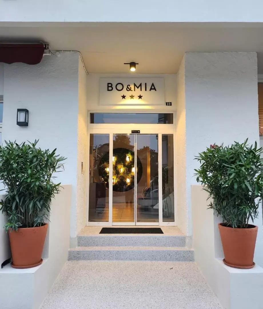 Facade/entrance in Hôtel Restaurant BO & MIA
