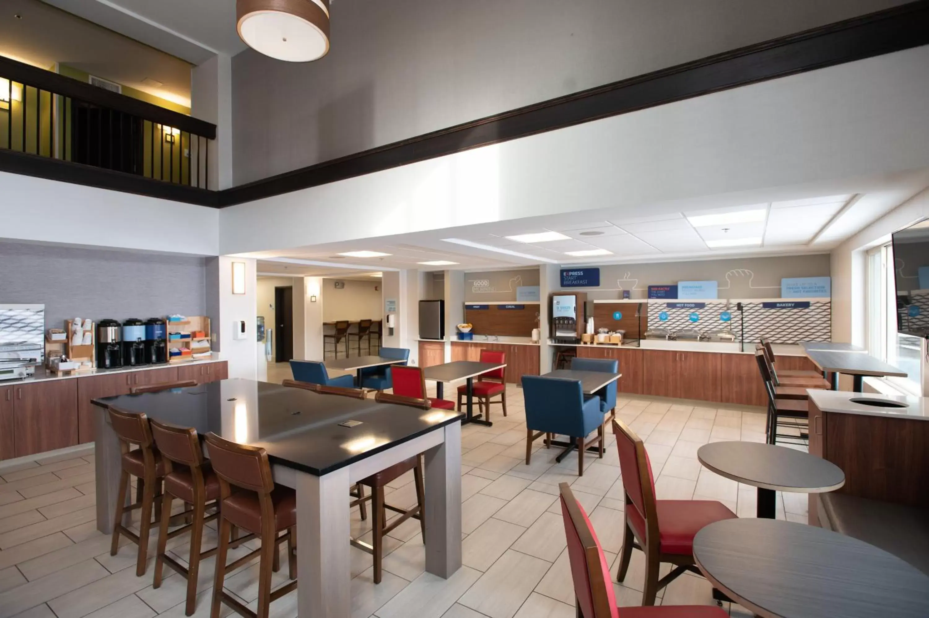 Breakfast, Lounge/Bar in Holiday Inn Express Houghton-Keweenaw, an IHG Hotel