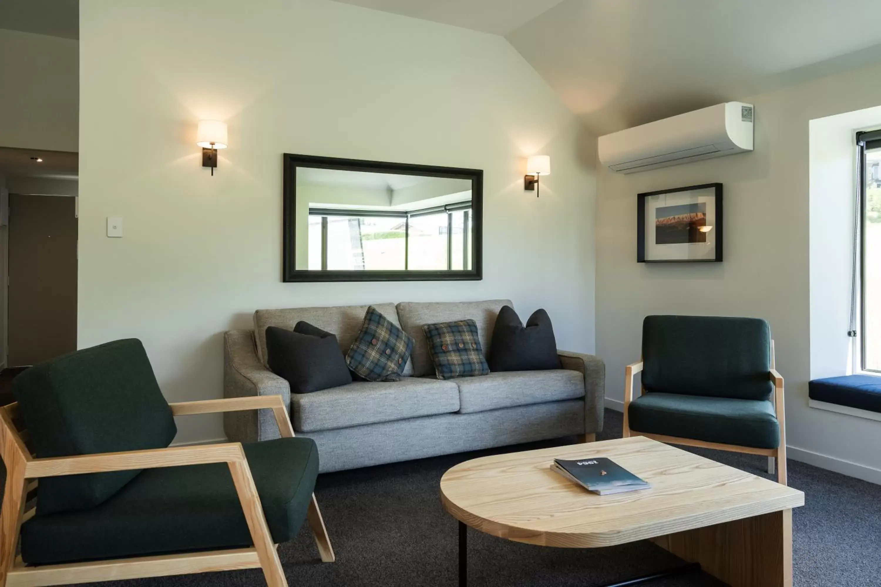 Living room, Seating Area in Edgewater Hotel