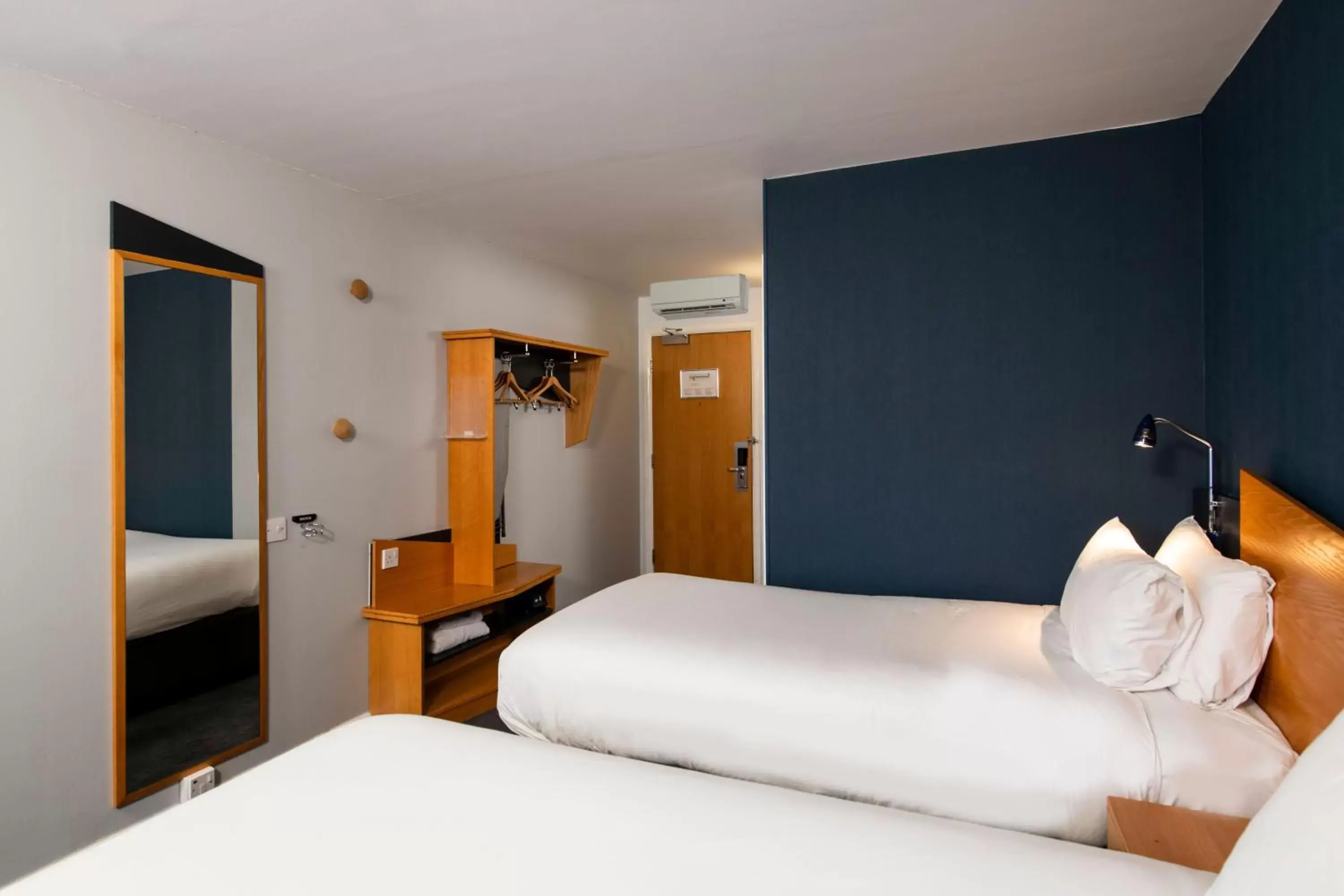 Bedroom, Bed in Holiday Inn Express Warwick - Stratford-upon-Avon, an IHG Hotel